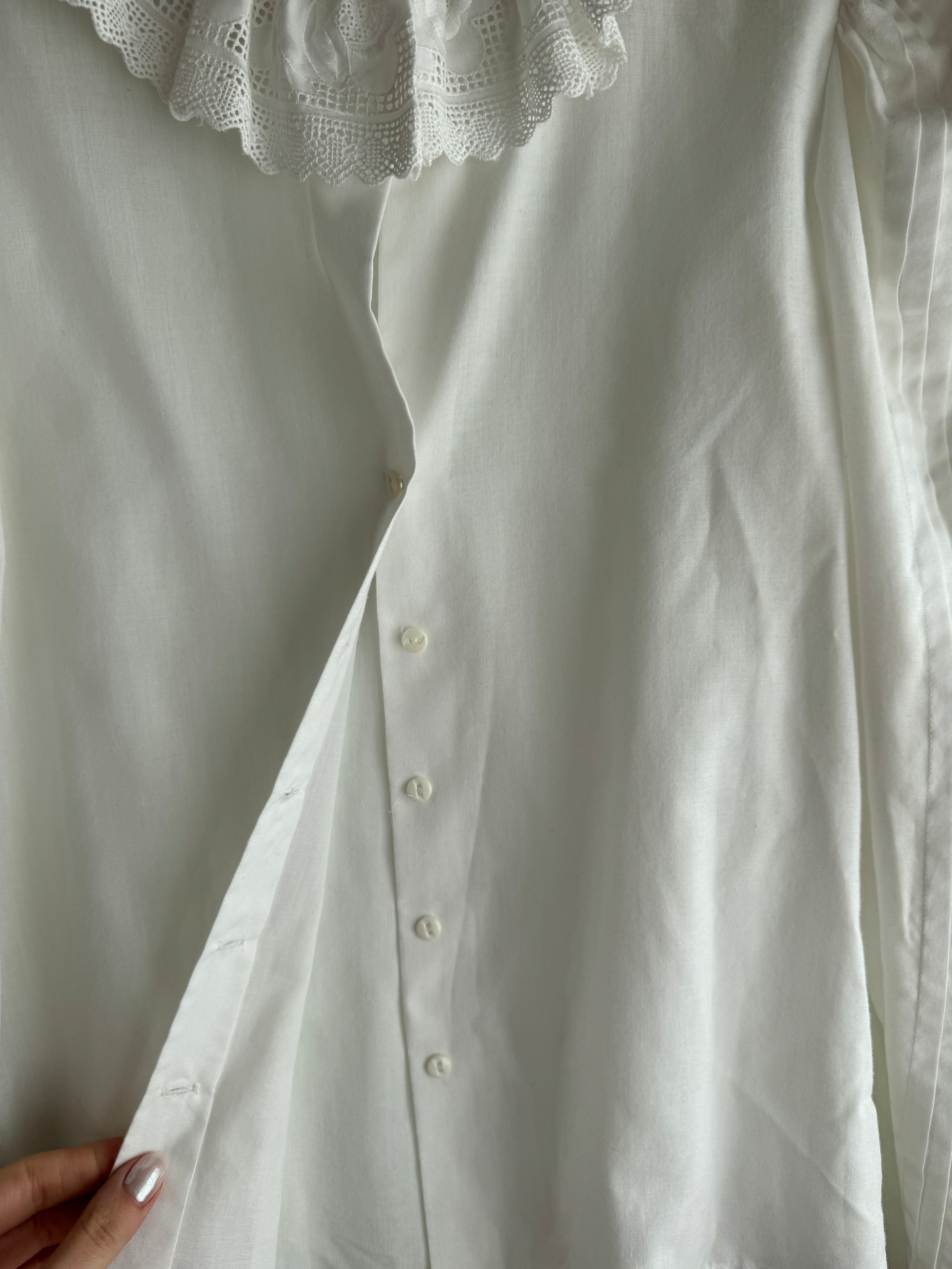 Blusa in cotone con colletto ricamato