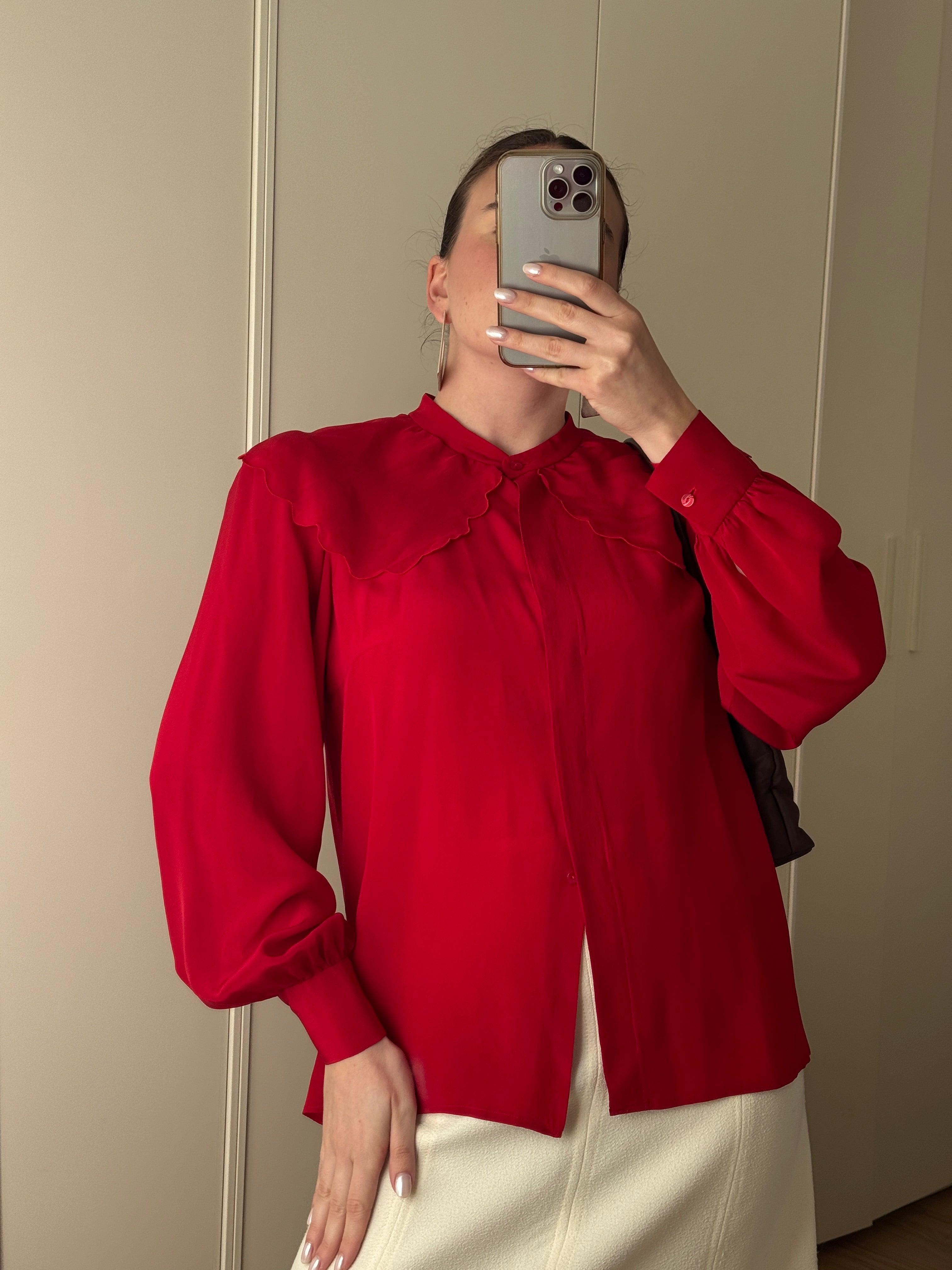 Blusa sartoriale in pura seta rossa con maxi colletto