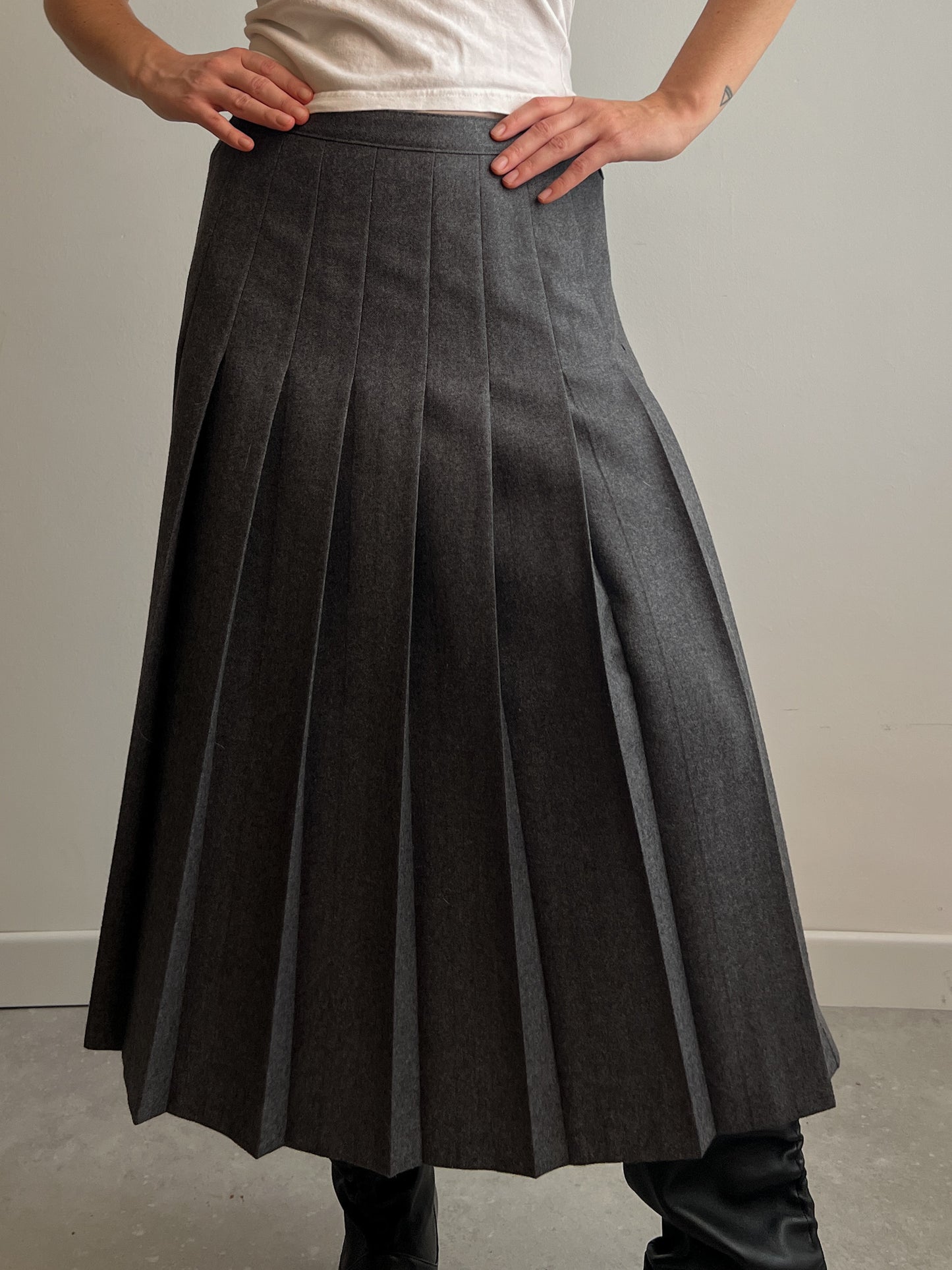 Pure virgine wool pleated grey skirt