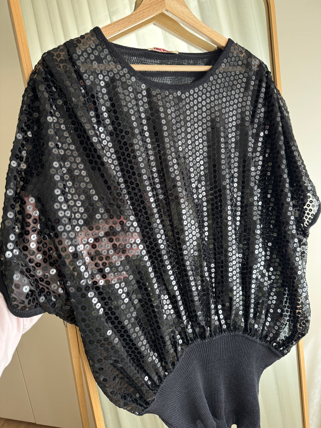 Top mesh nero con paillettes