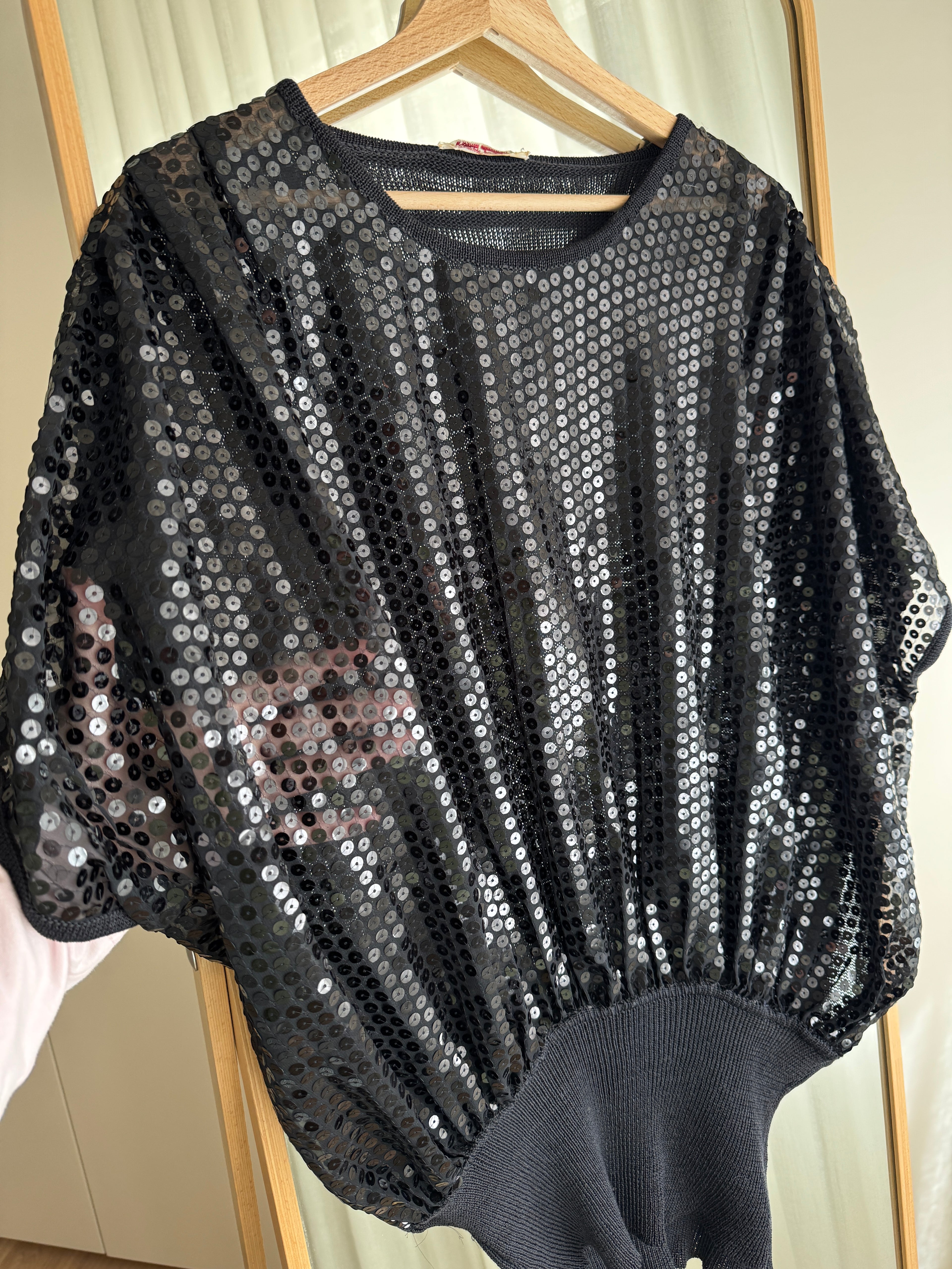 Top mesh nero con paillettes