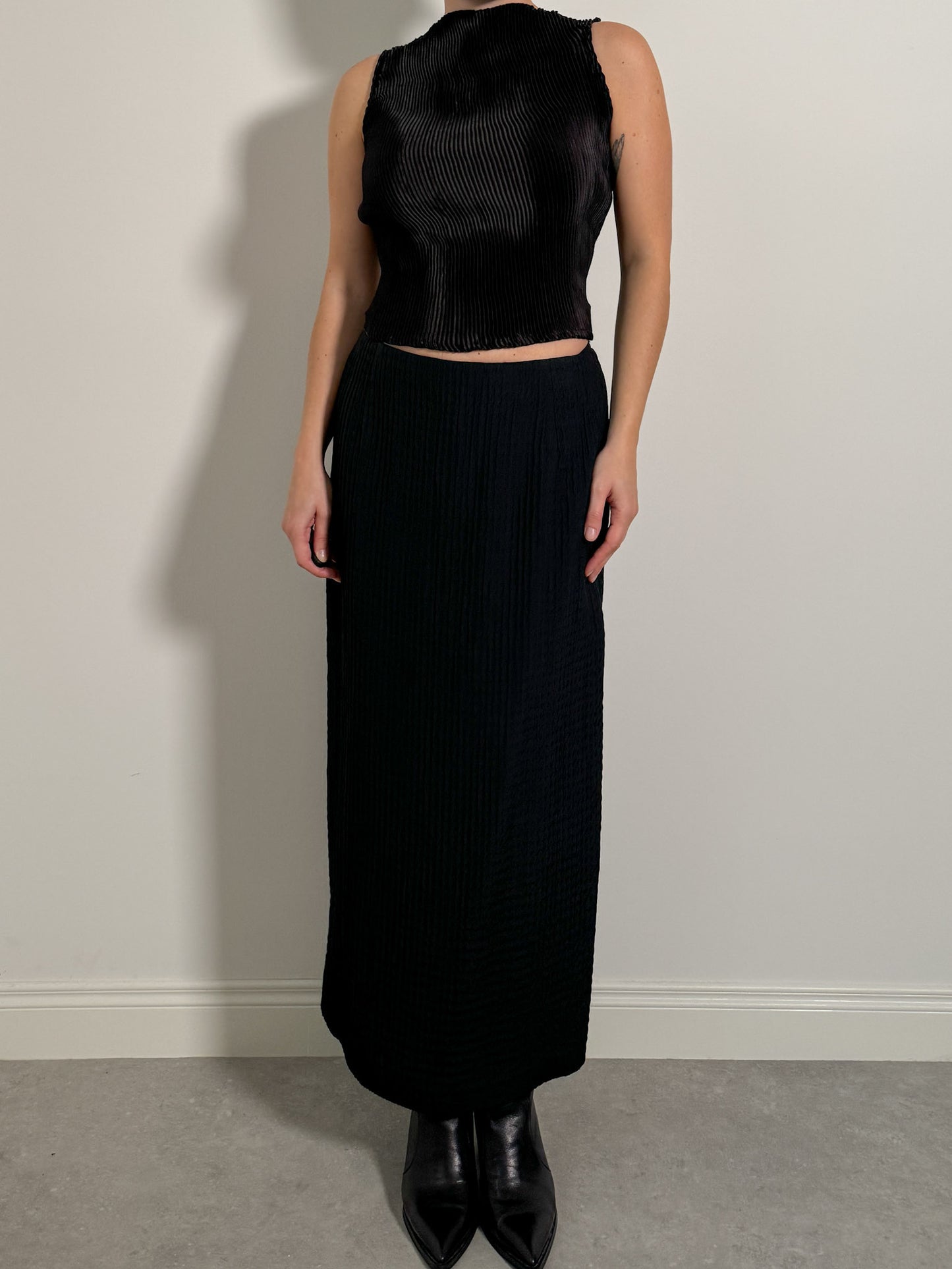 Viscose and virgin wool black skirt