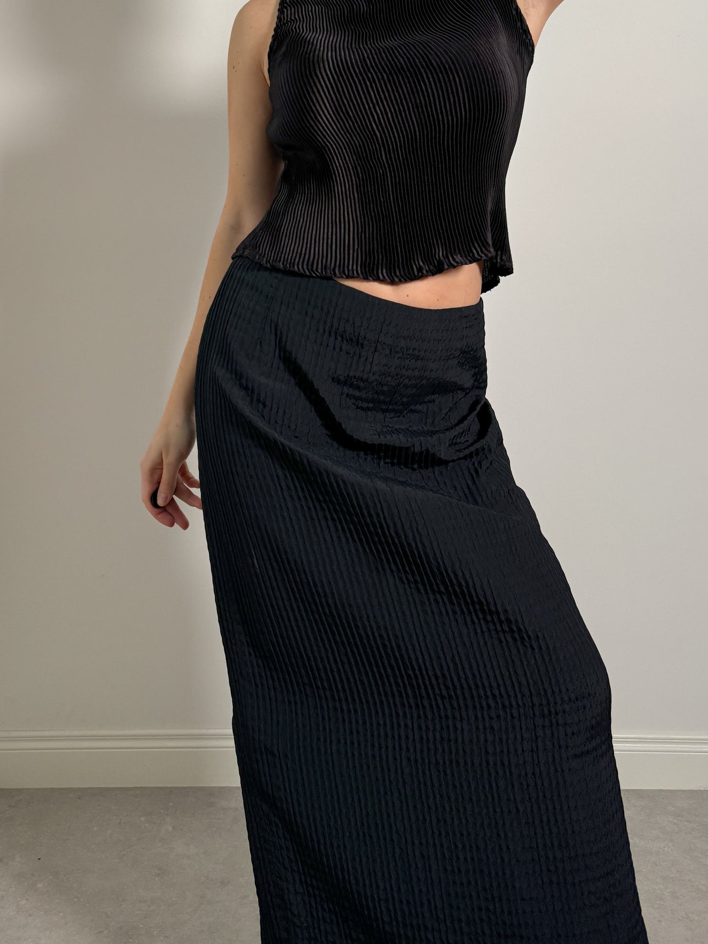 Viscose and virgin wool black skirt