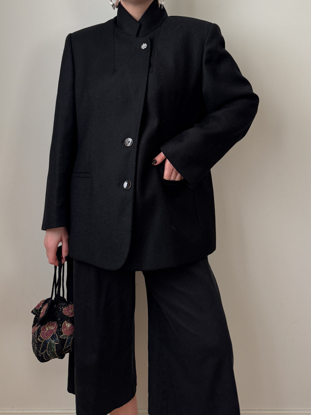 Blazer nero in lana vergine reworked con bottone gioiello