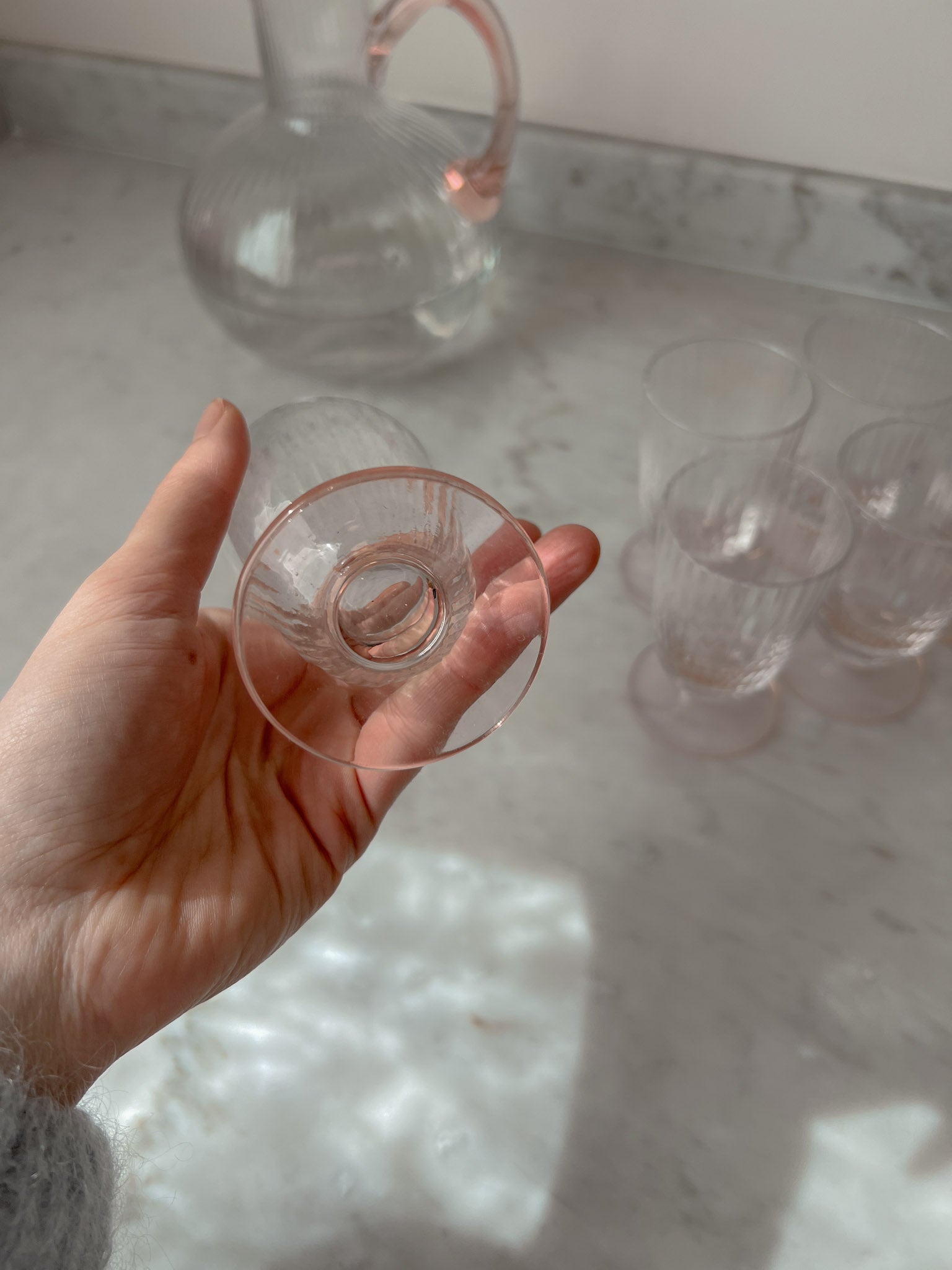 Bicchieri e caraffa in vetro costolato
