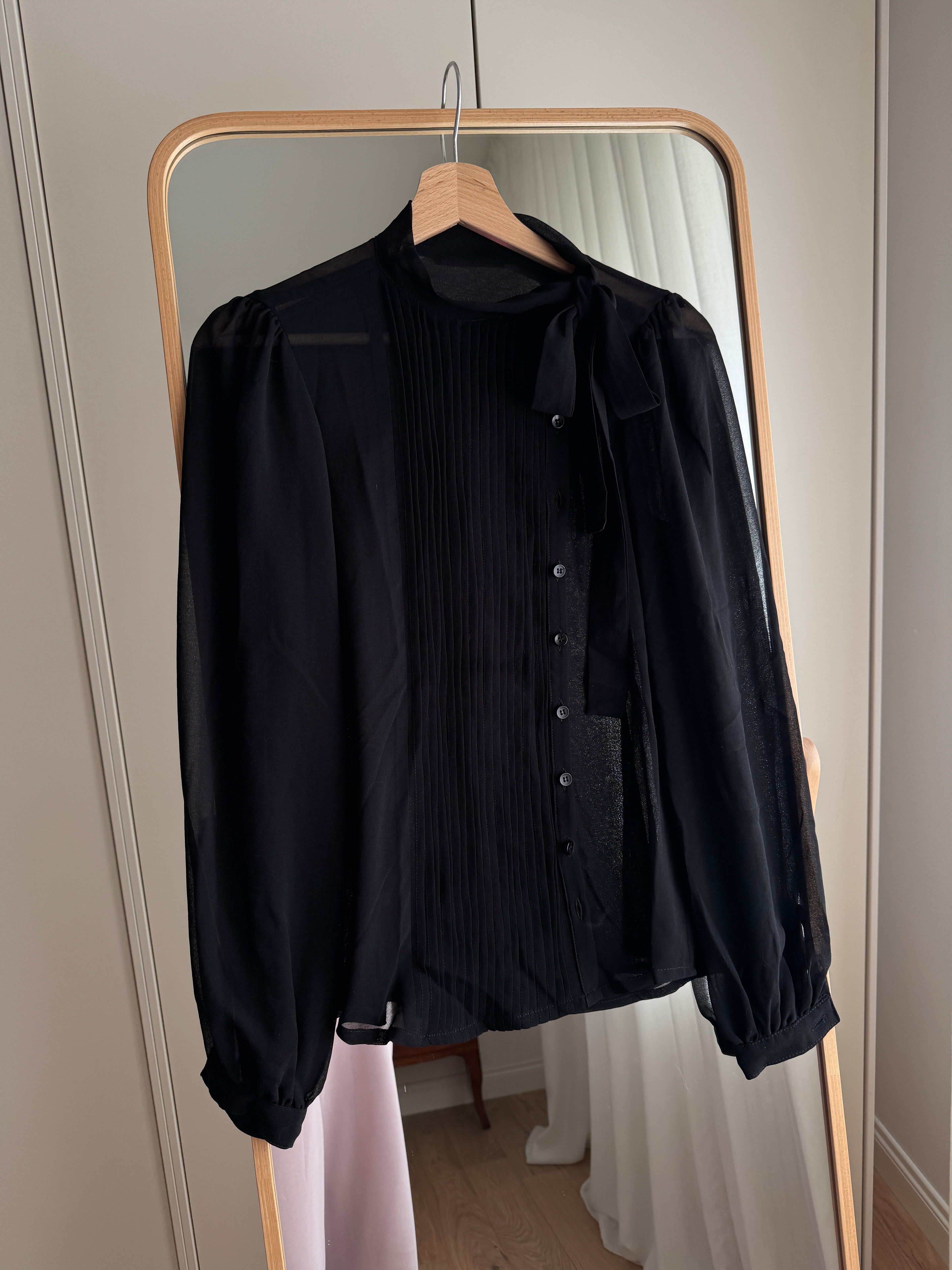 Blusa in pura seta nera con fiocco