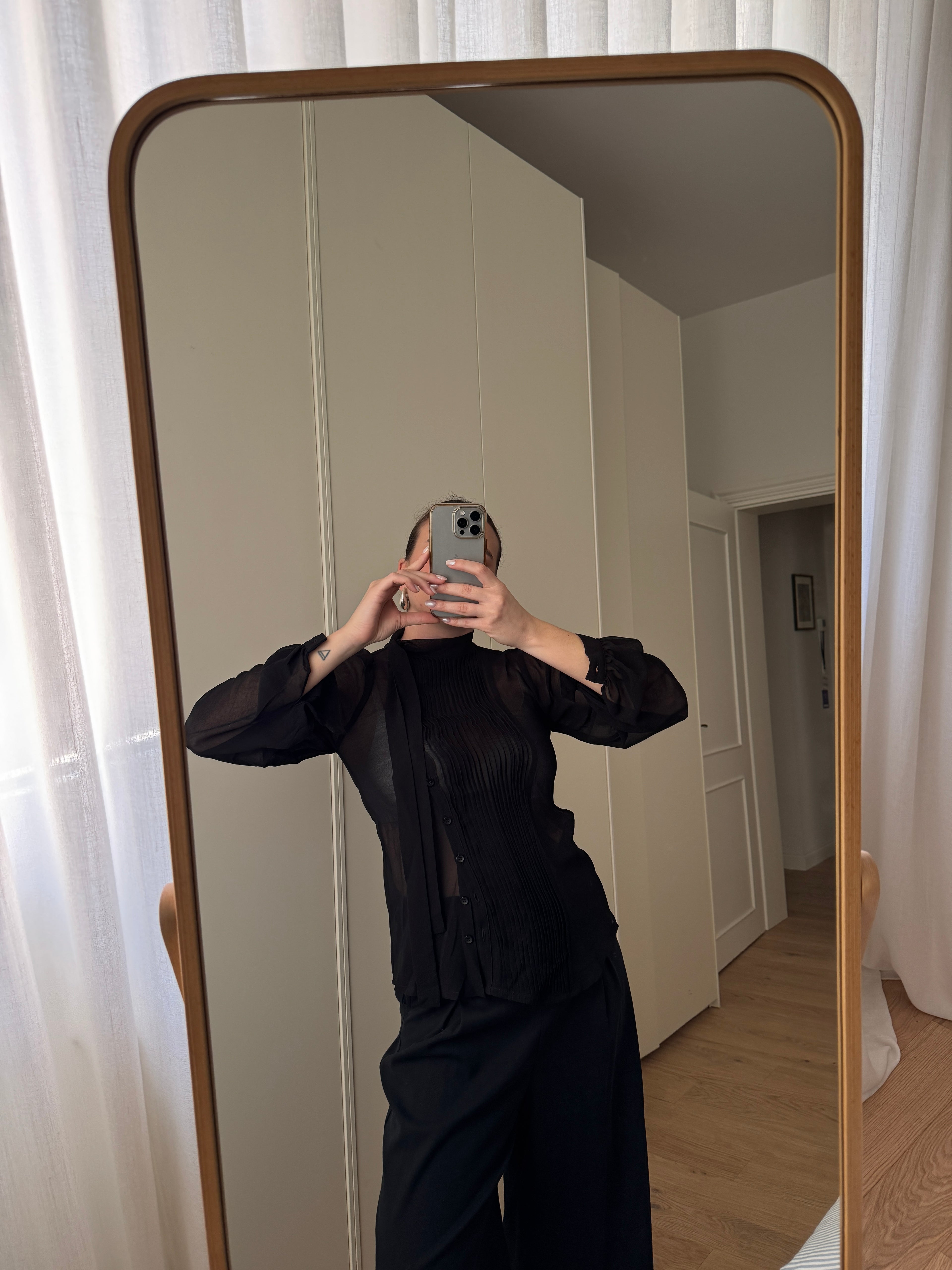 Blusa in pura seta nera con fiocco