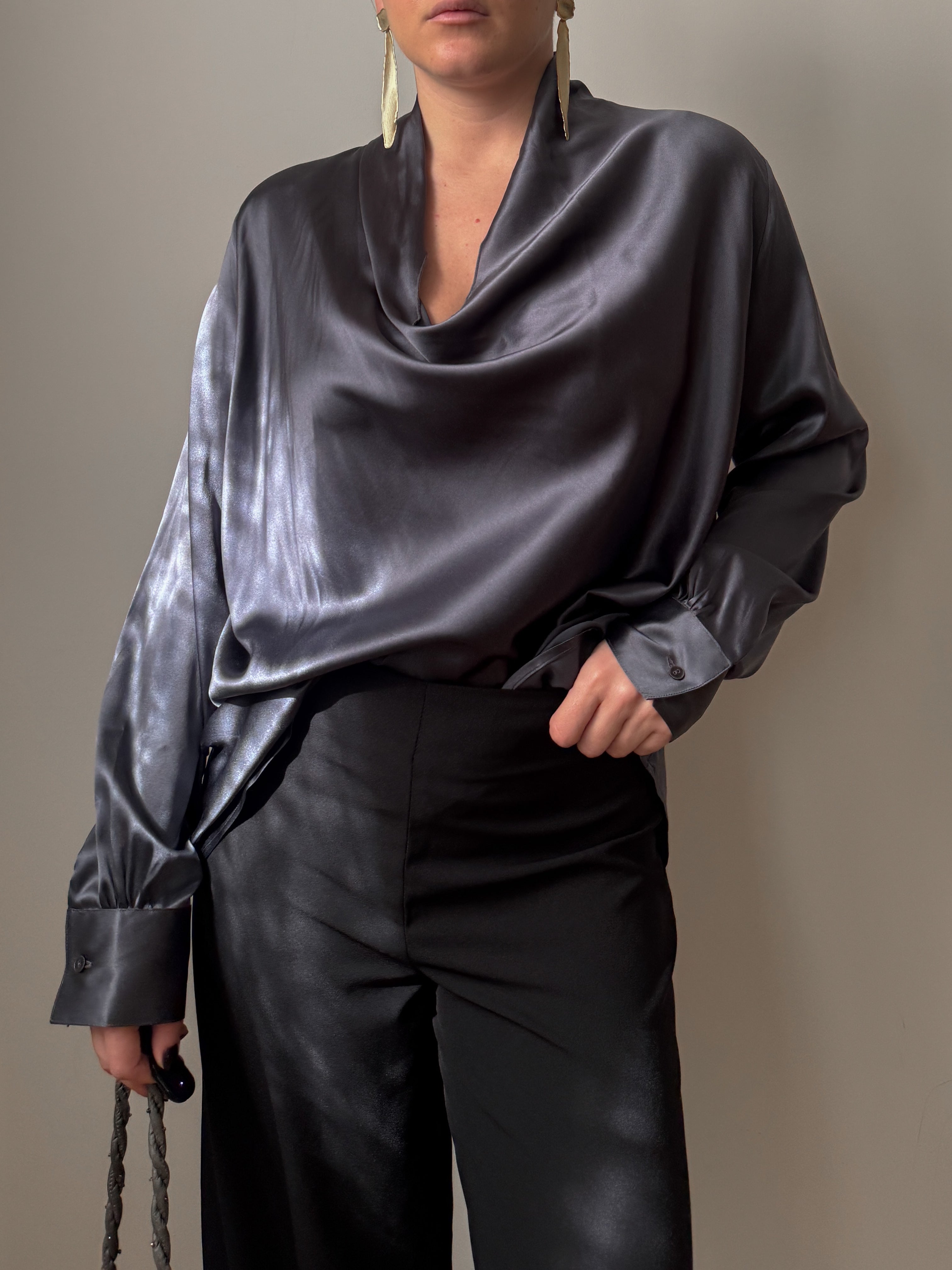 Blusa in pura seta grigio antracite con scollo a cascata