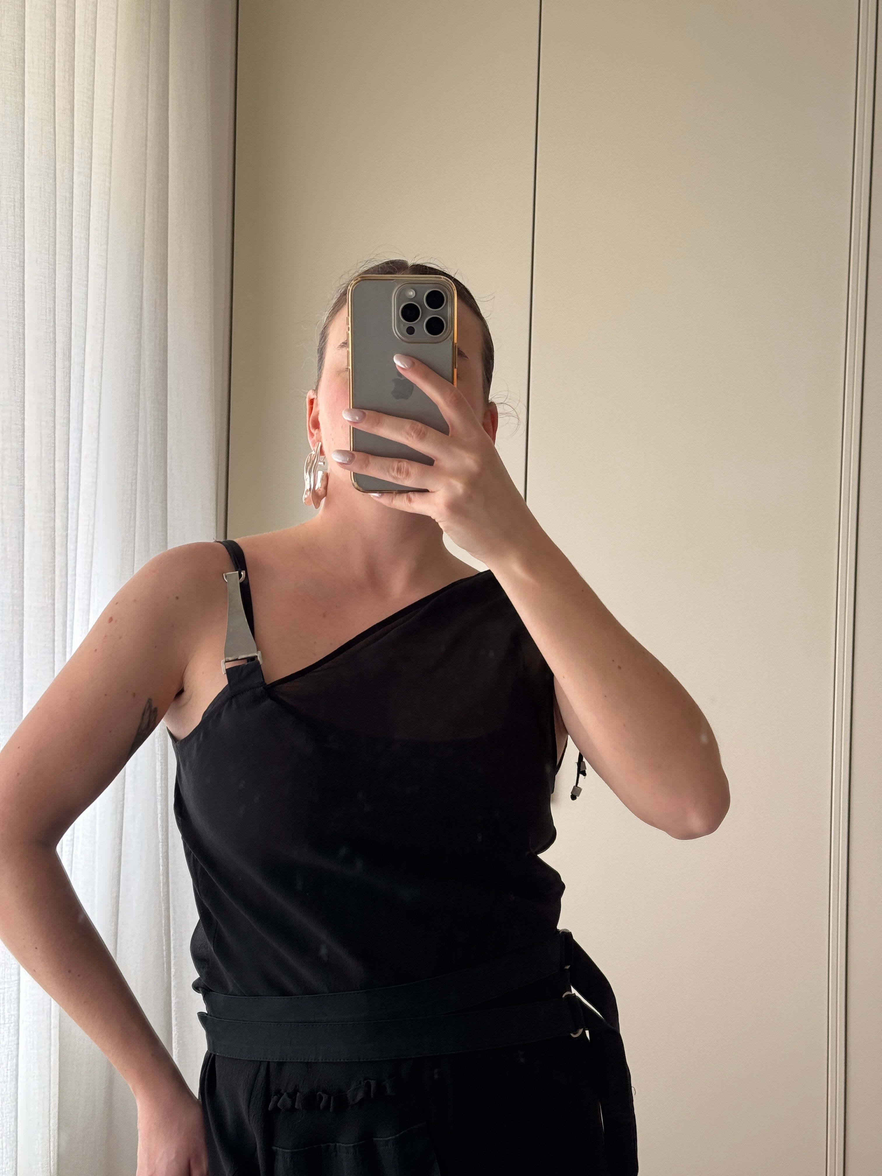 Abito nero in pura seta con spallina in metallo