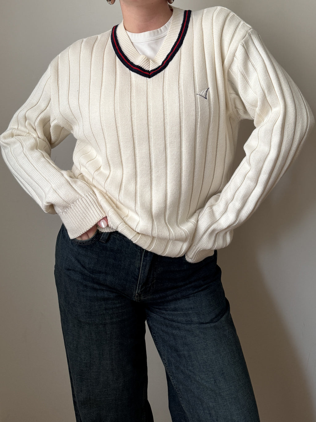 Maglione in puro cotone a coste con scollo a V