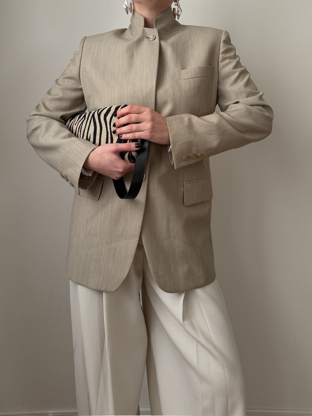 Blazer sabbia in lana reworked con bottone gioiello