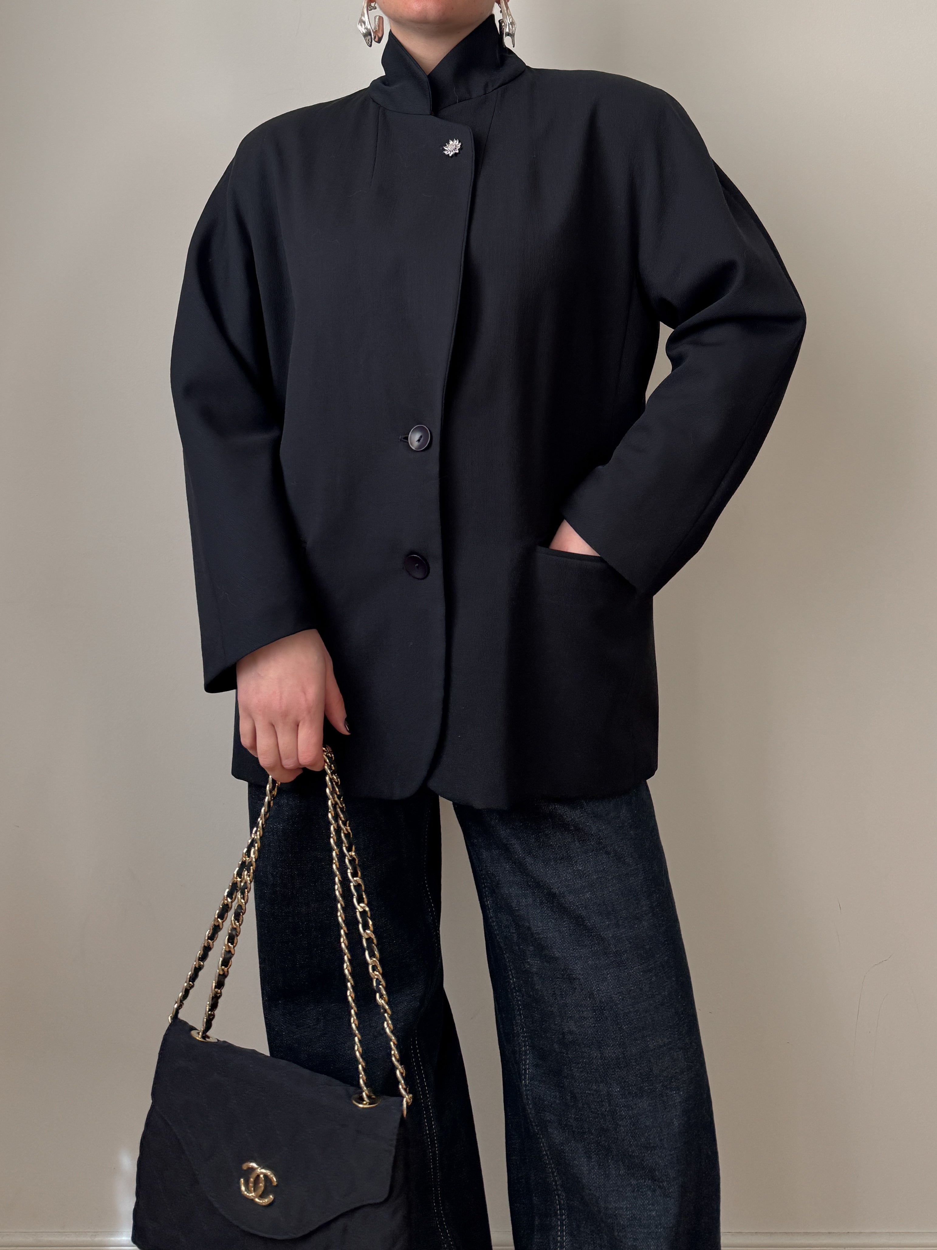Blazer blu in lana reworked con bottone gioiello