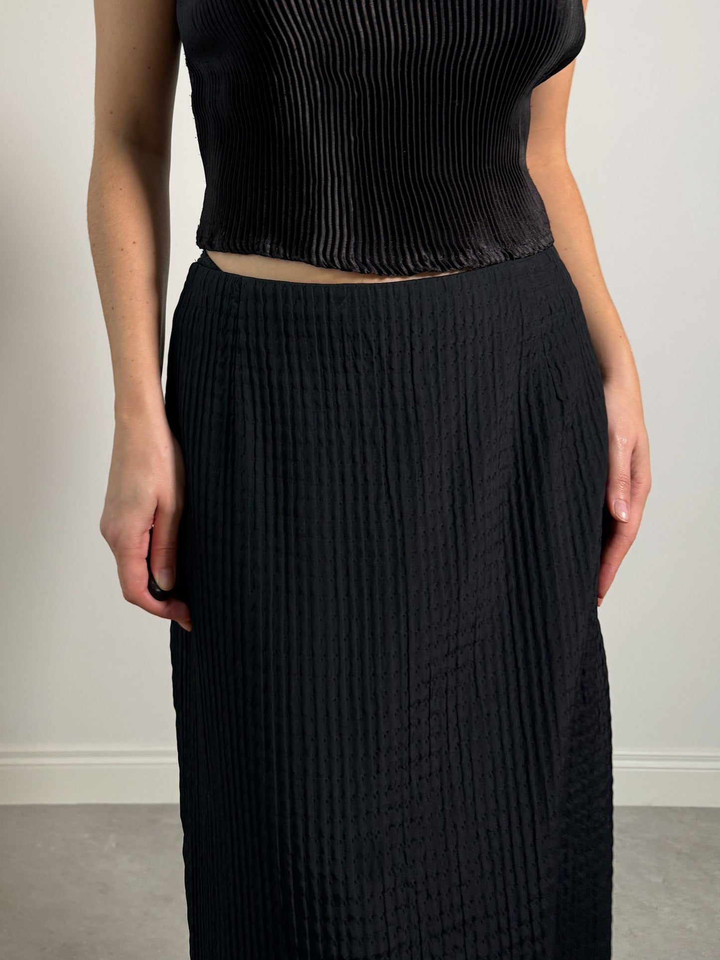 Viscose and virgin wool black skirt