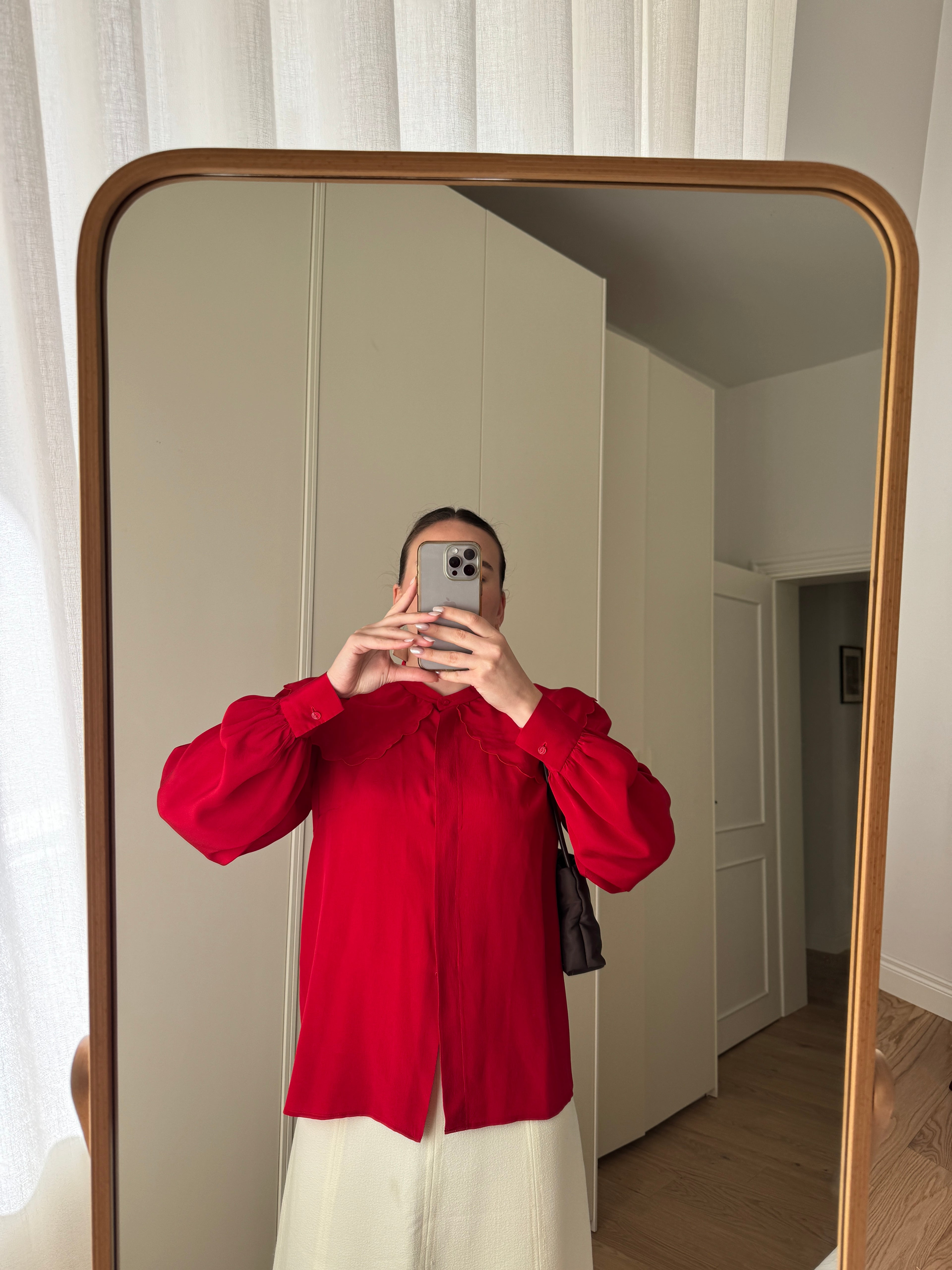 Blusa sartoriale in pura seta rossa con maxi colletto