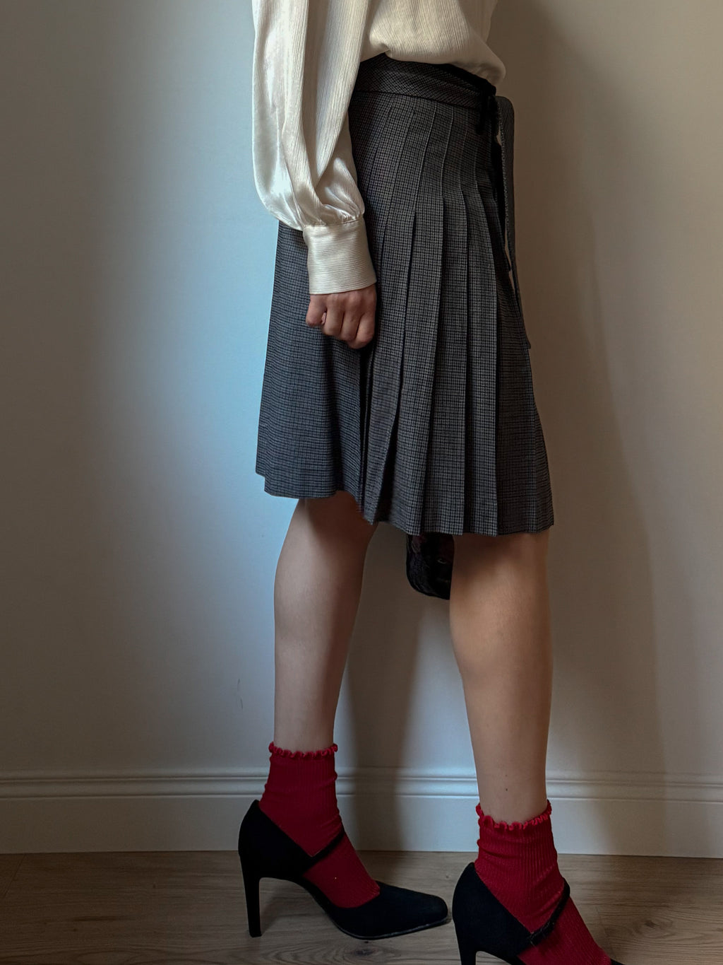 Viscose and velvet pleated grey skirt