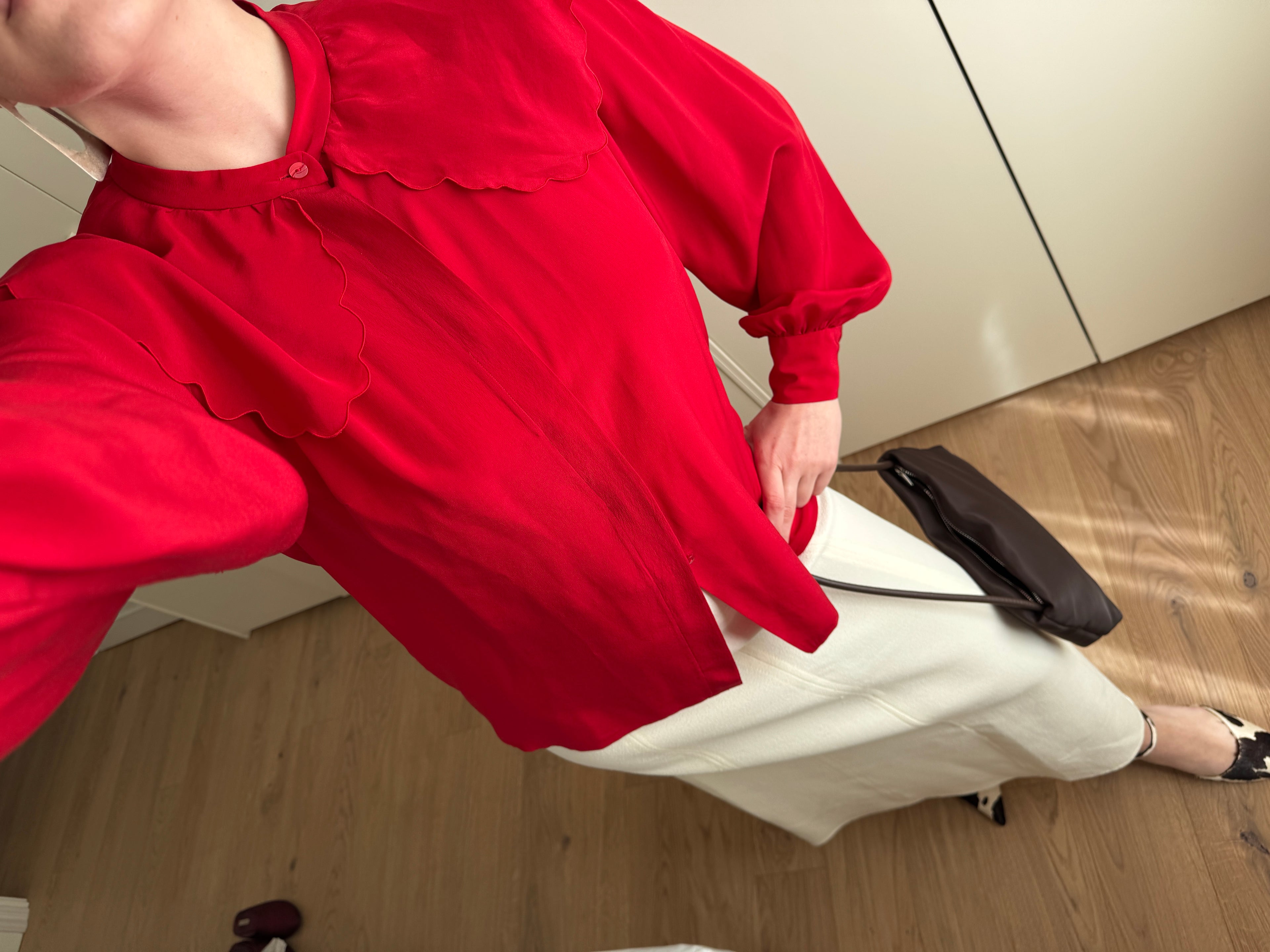 Blusa sartoriale in pura seta rossa con maxi colletto
