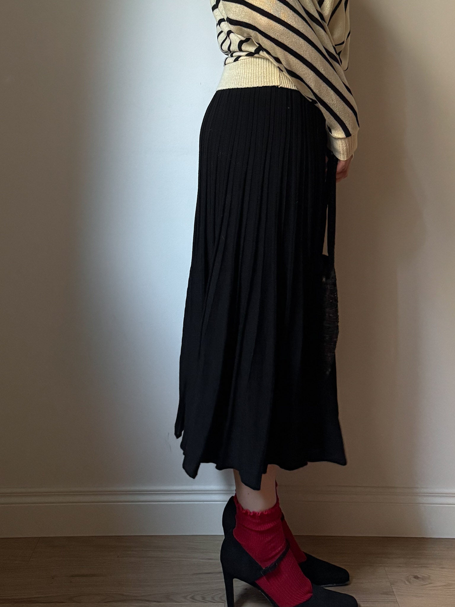 Virgin wool pleated black skirt