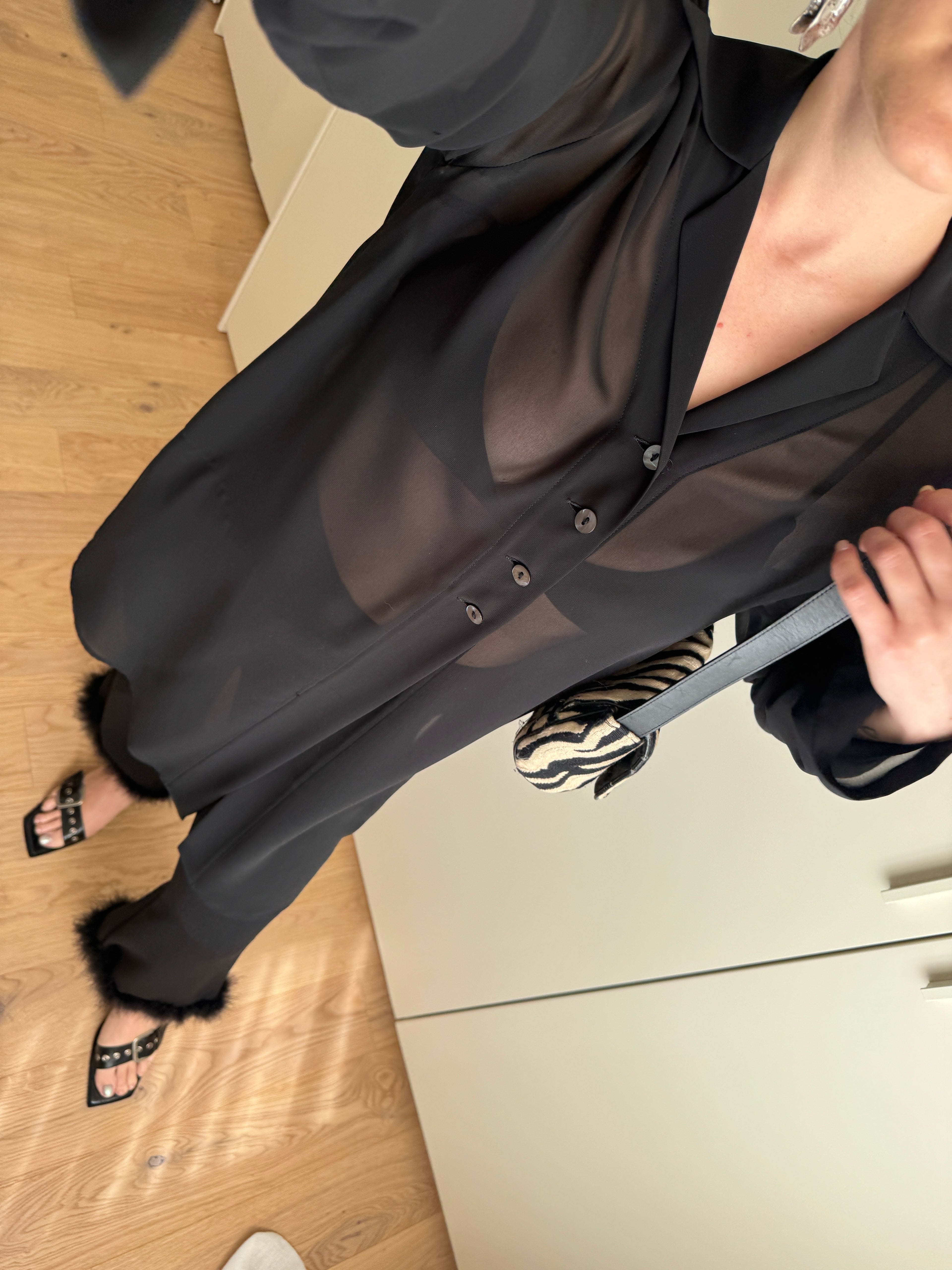 Maxi camicia nera in viscosa con spacchi