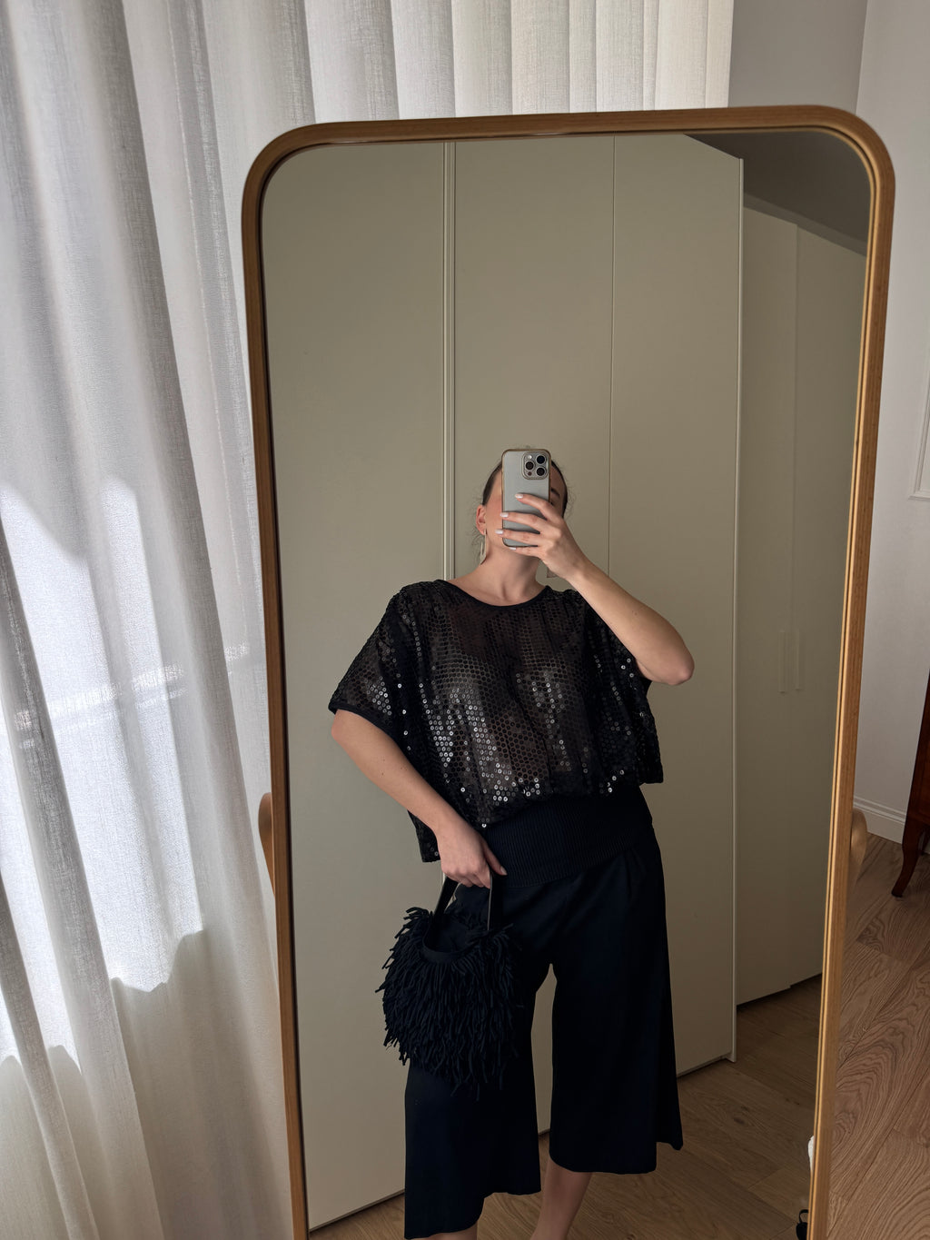 Top mesh nero con paillettes
