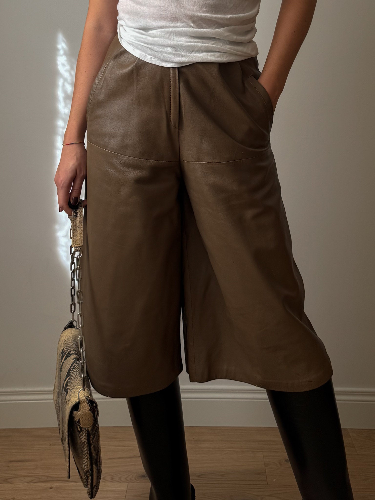 Real leather moka bermuda