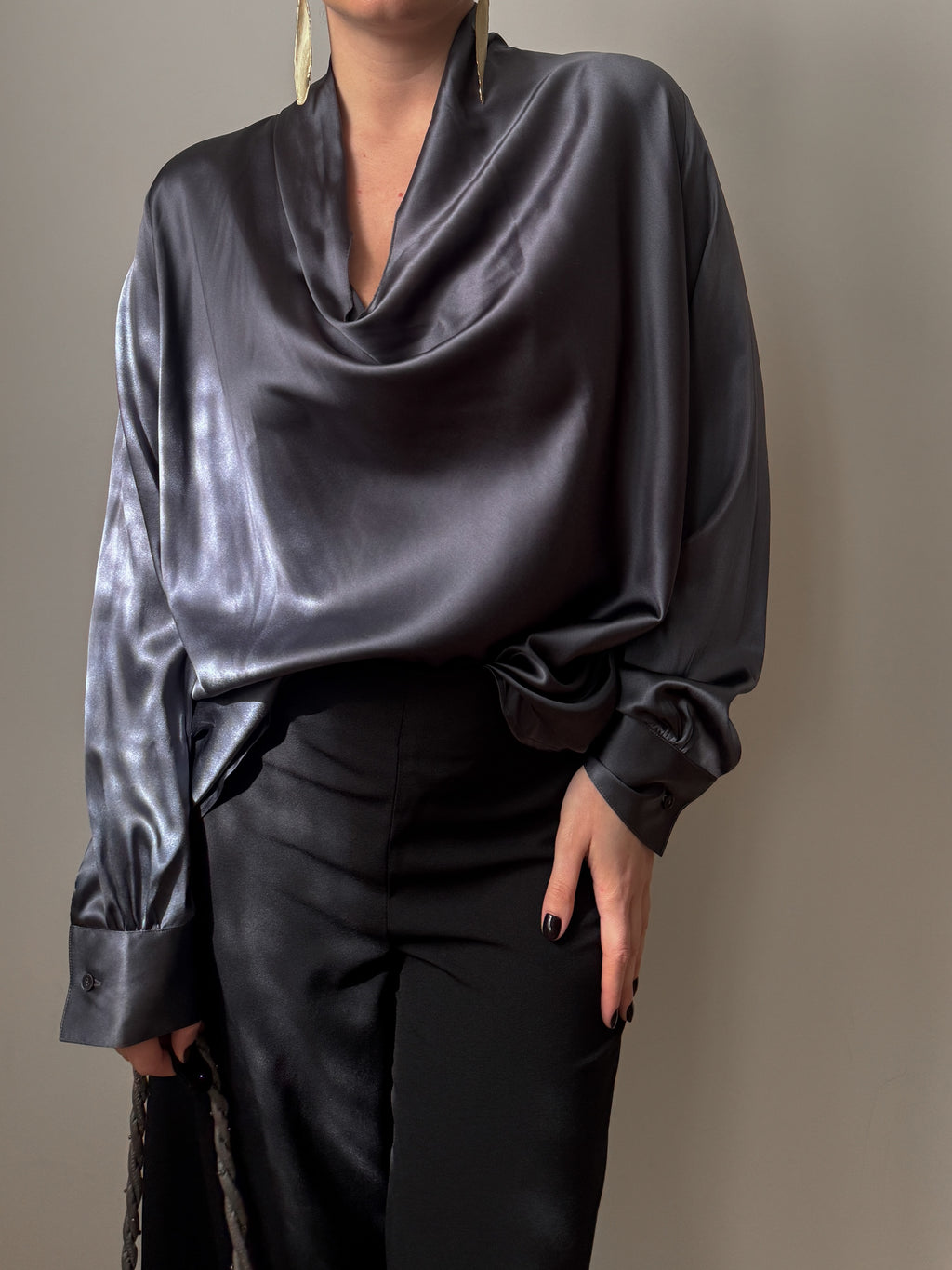 Blusa in pura seta grigio antracite con scollo a cascata