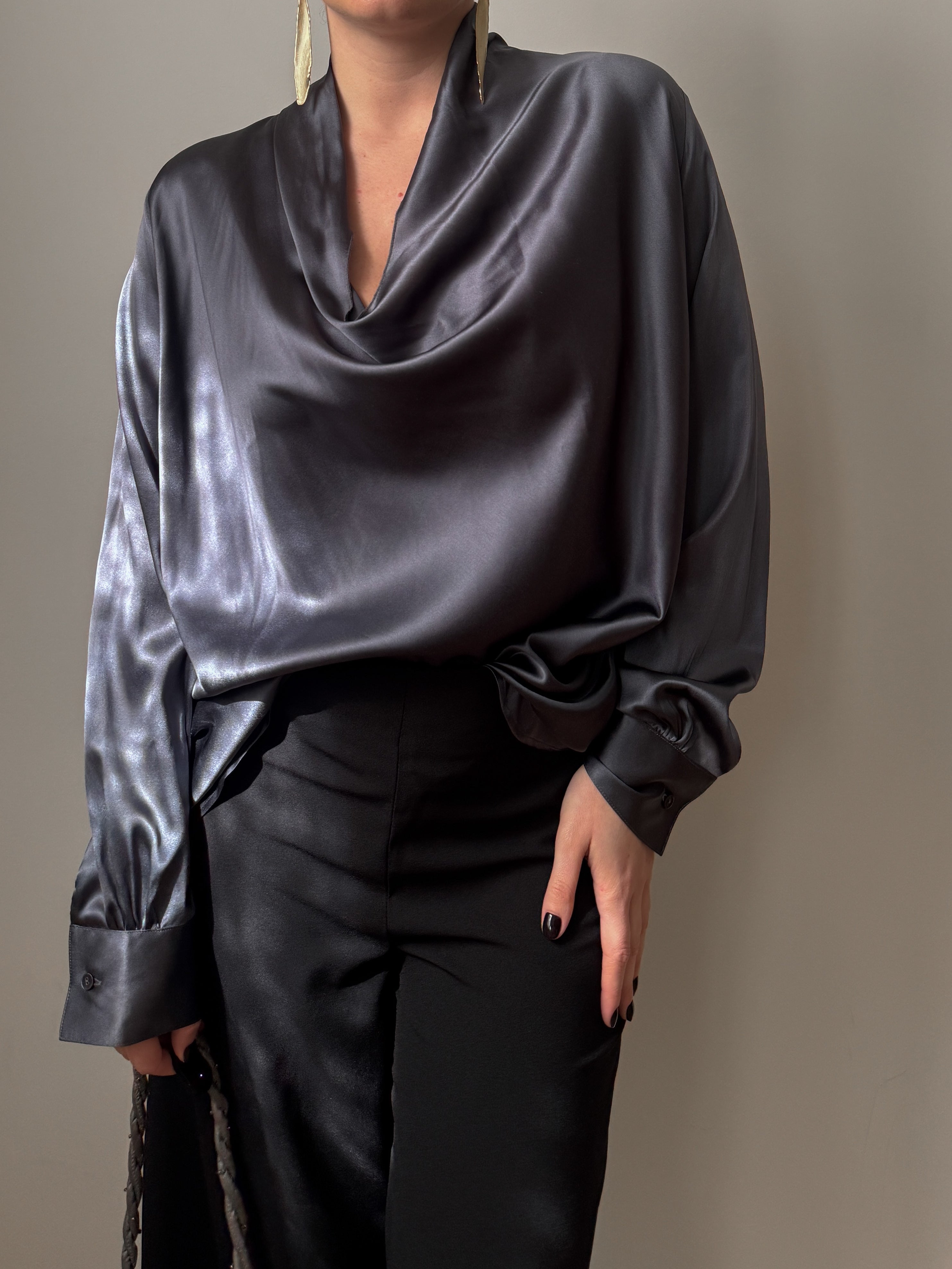 Blusa in pura seta grigio antracite con scollo a cascata