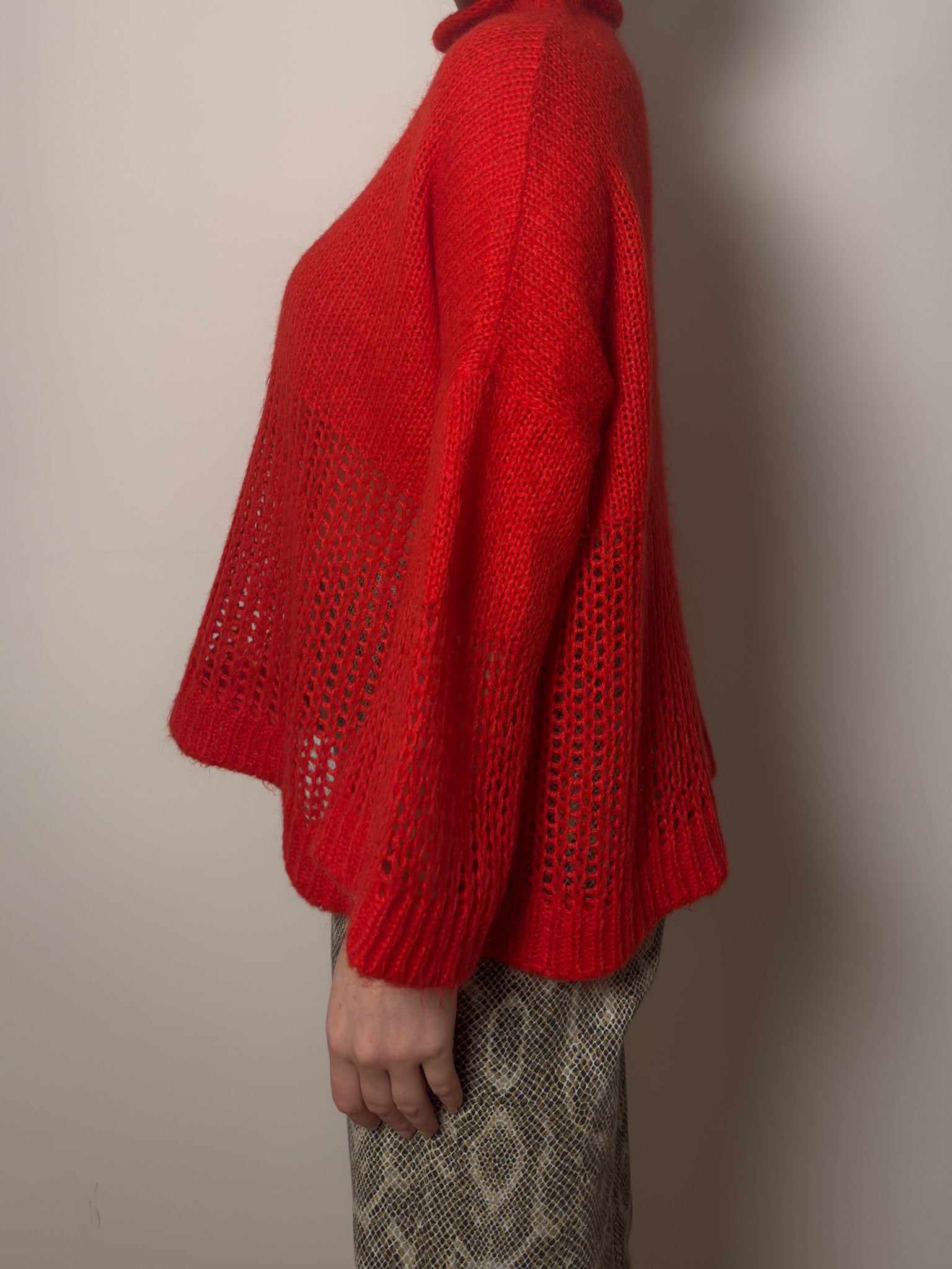 Wool blend red pull