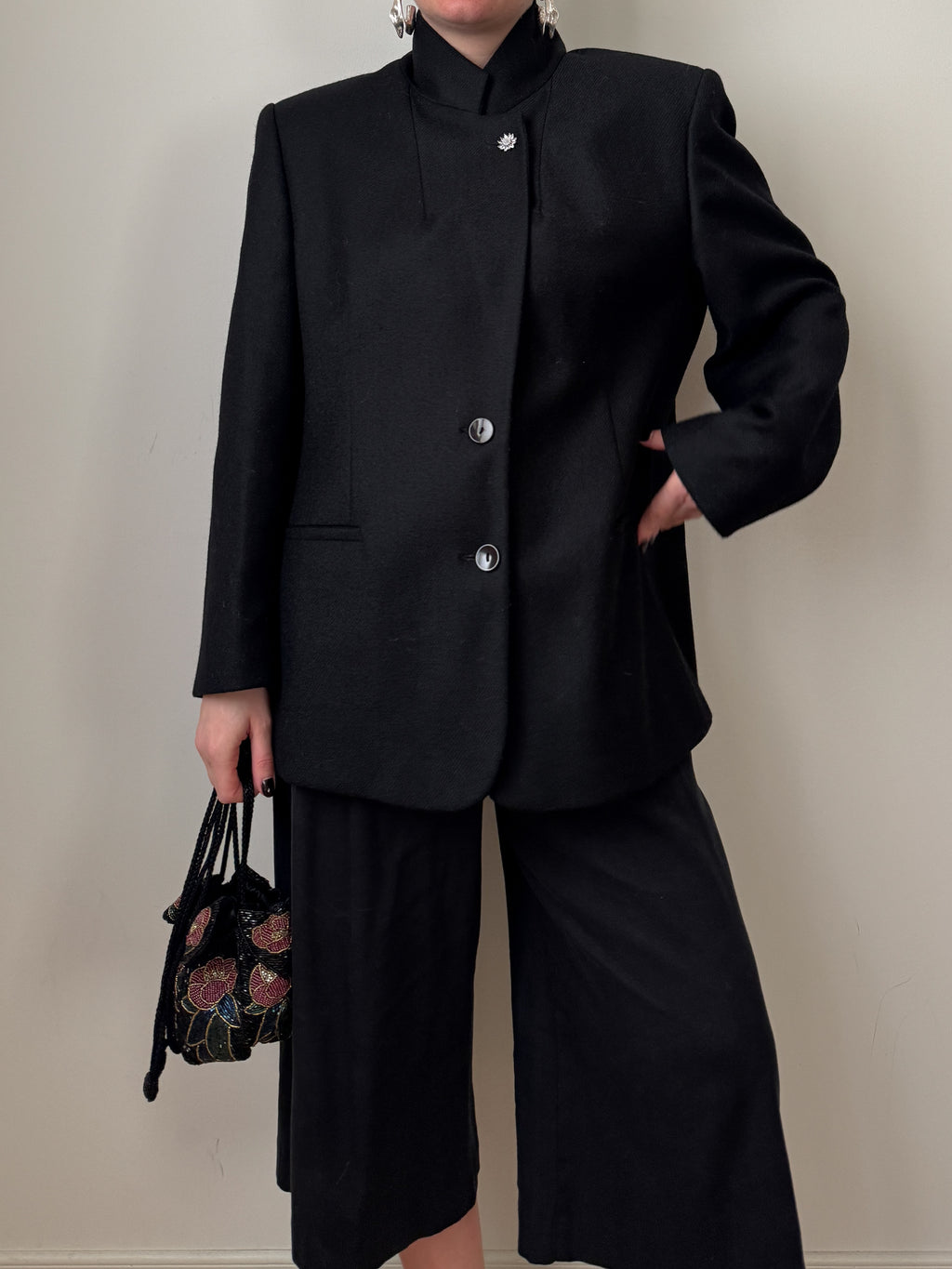 Blazer nero in lana vergine reworked con bottone gioiello