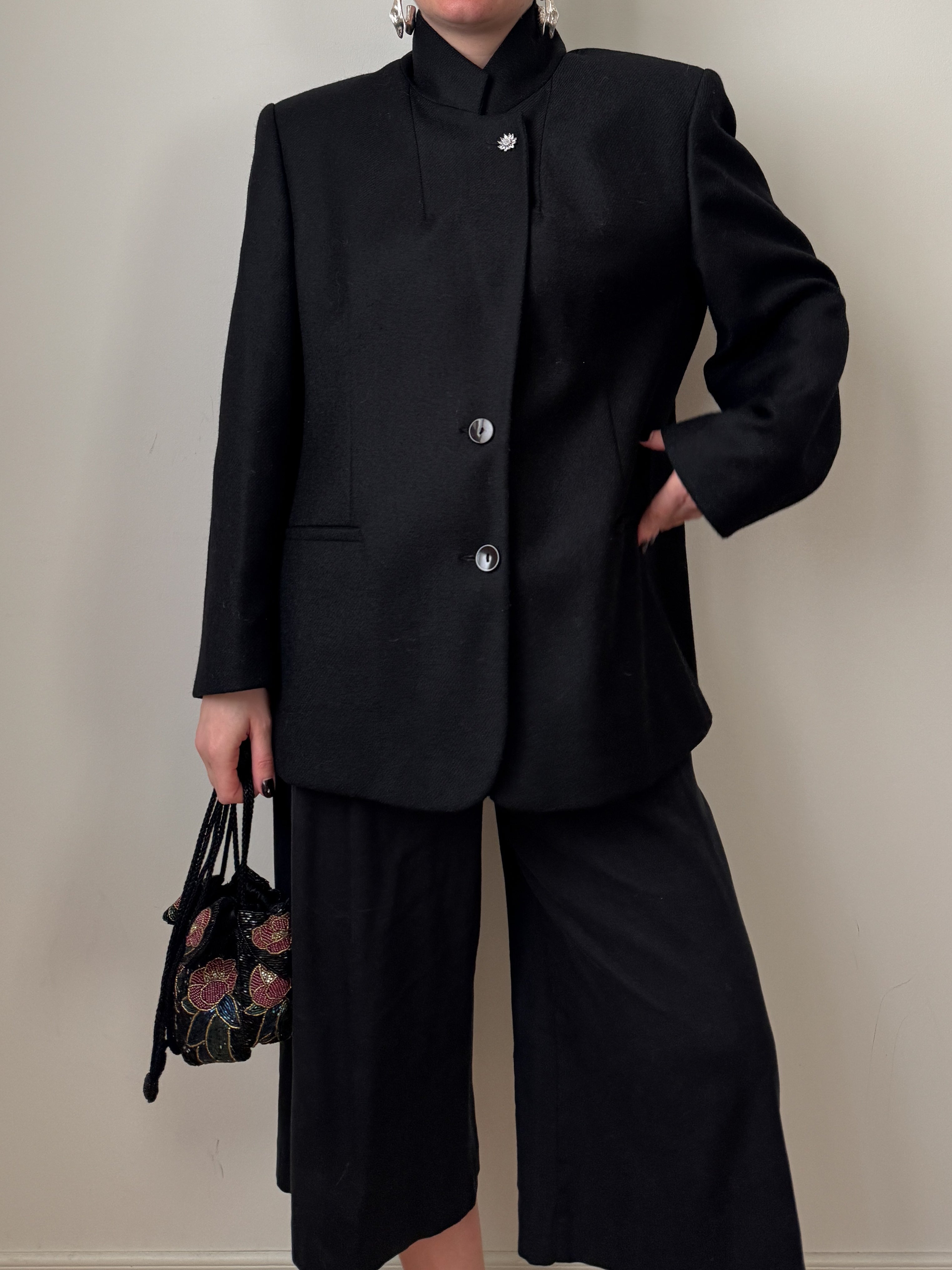 Blazer nero in lana vergine reworked con bottone gioiello