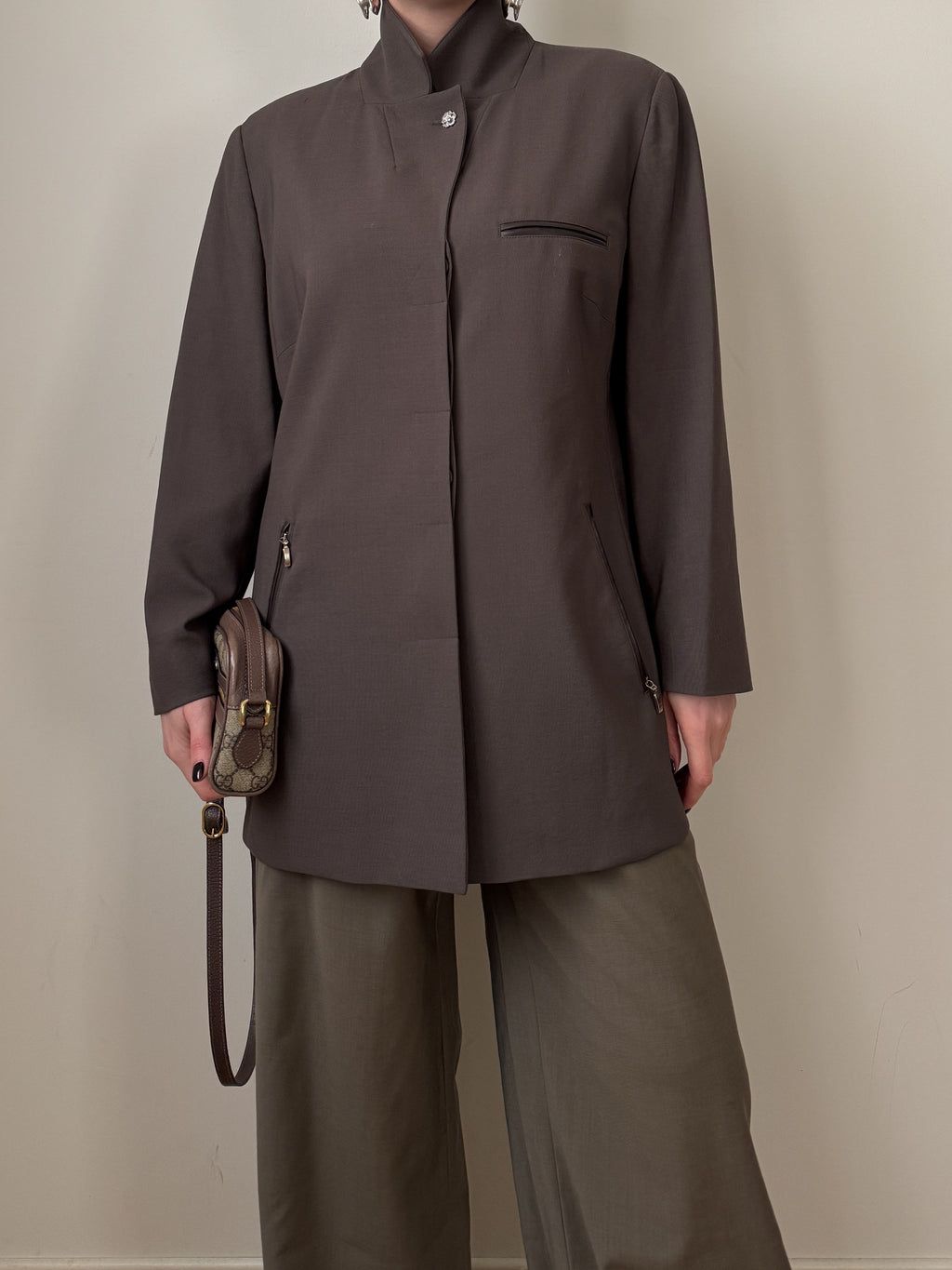 Blazer tortora in lana e viscosa reworked con bottone gioiello