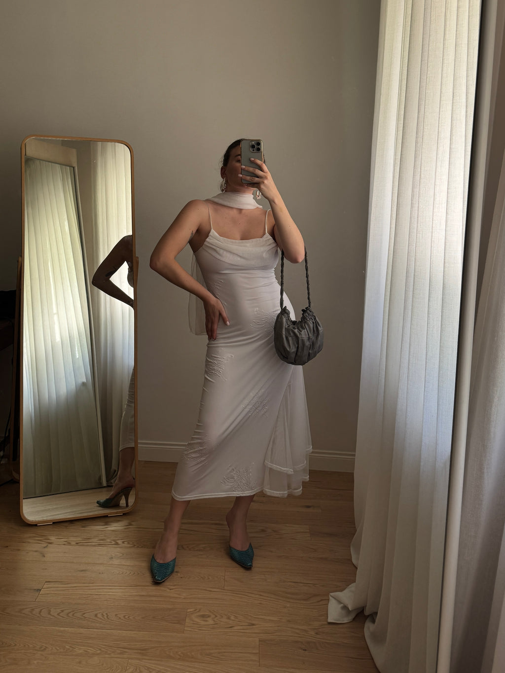 Abito bianco con stola in tulle