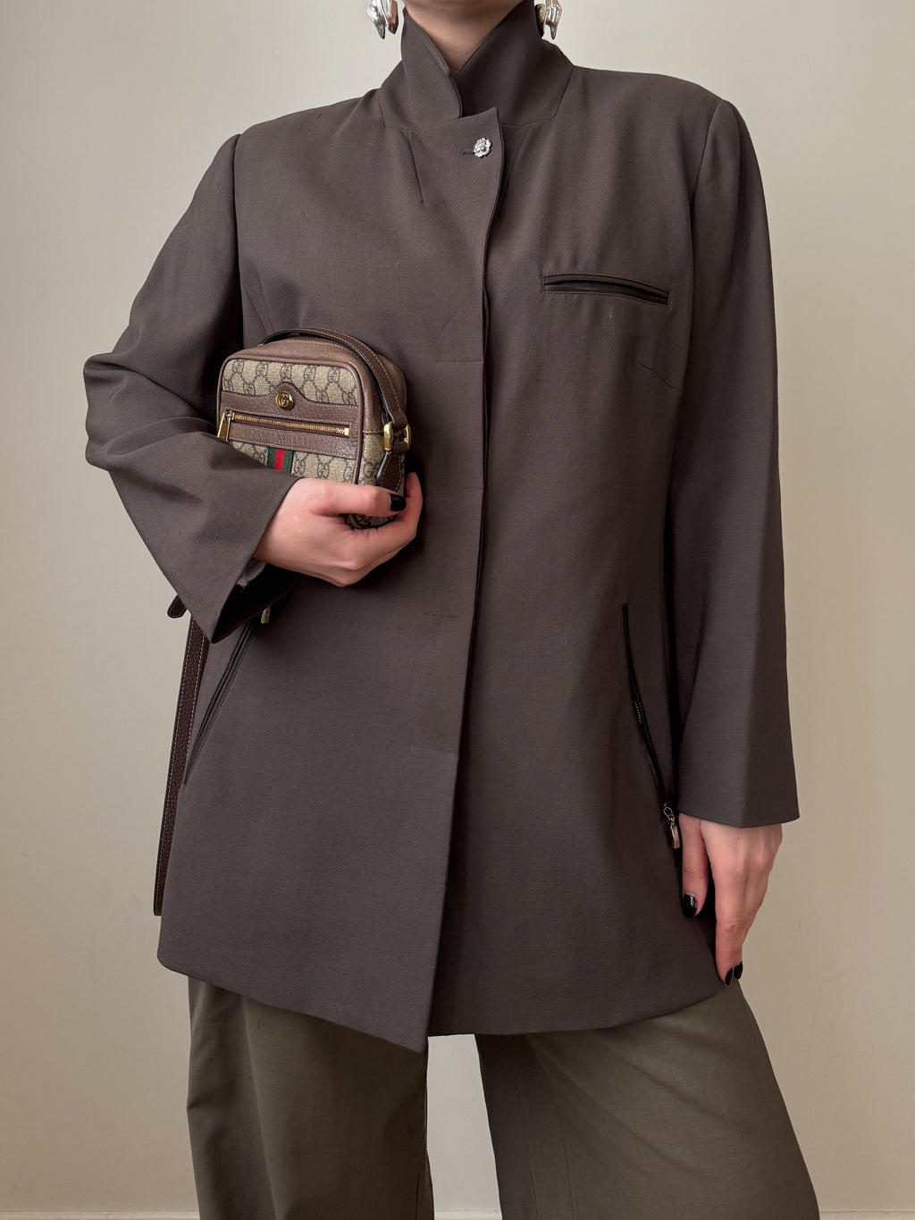 Blazer tortora in lana e viscosa reworked con bottone gioiello