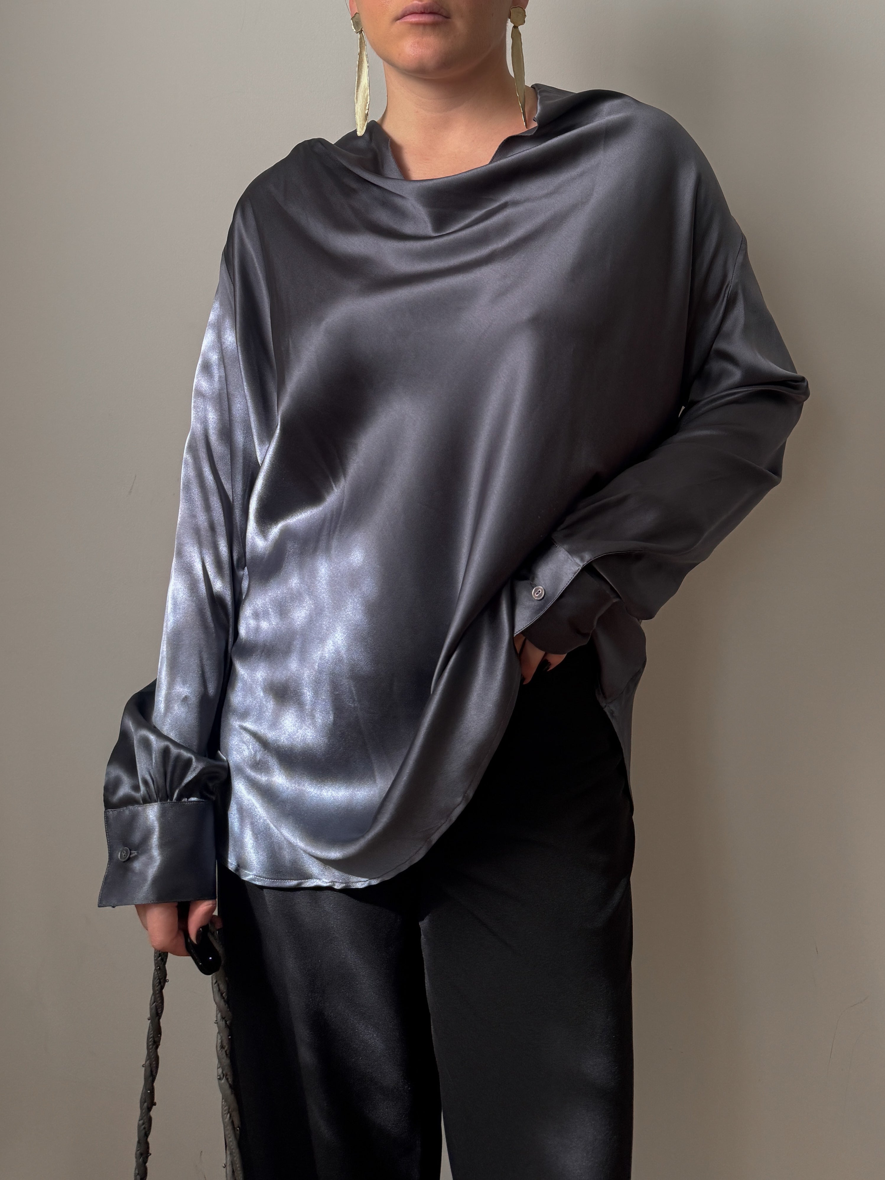 Blusa in pura seta grigio antracite con scollo a cascata