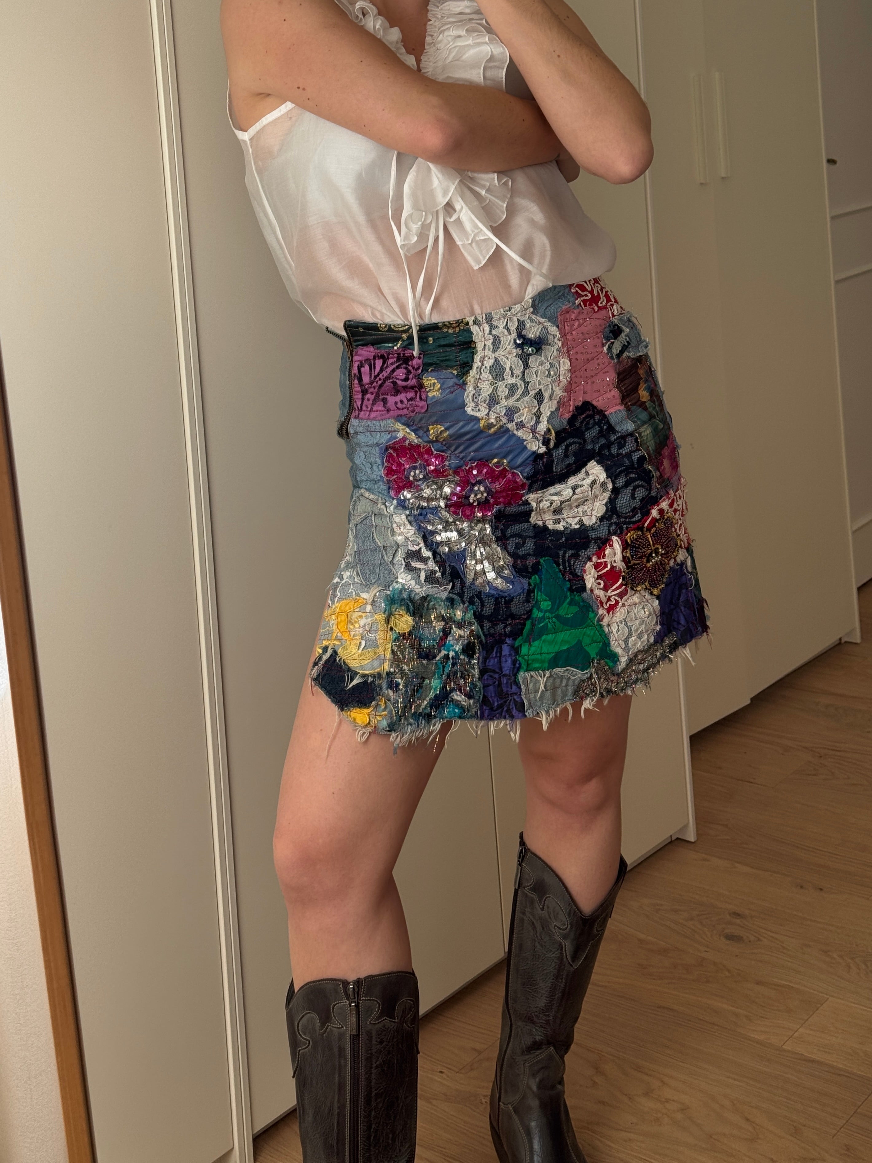 Gonna in denim con applicazioni