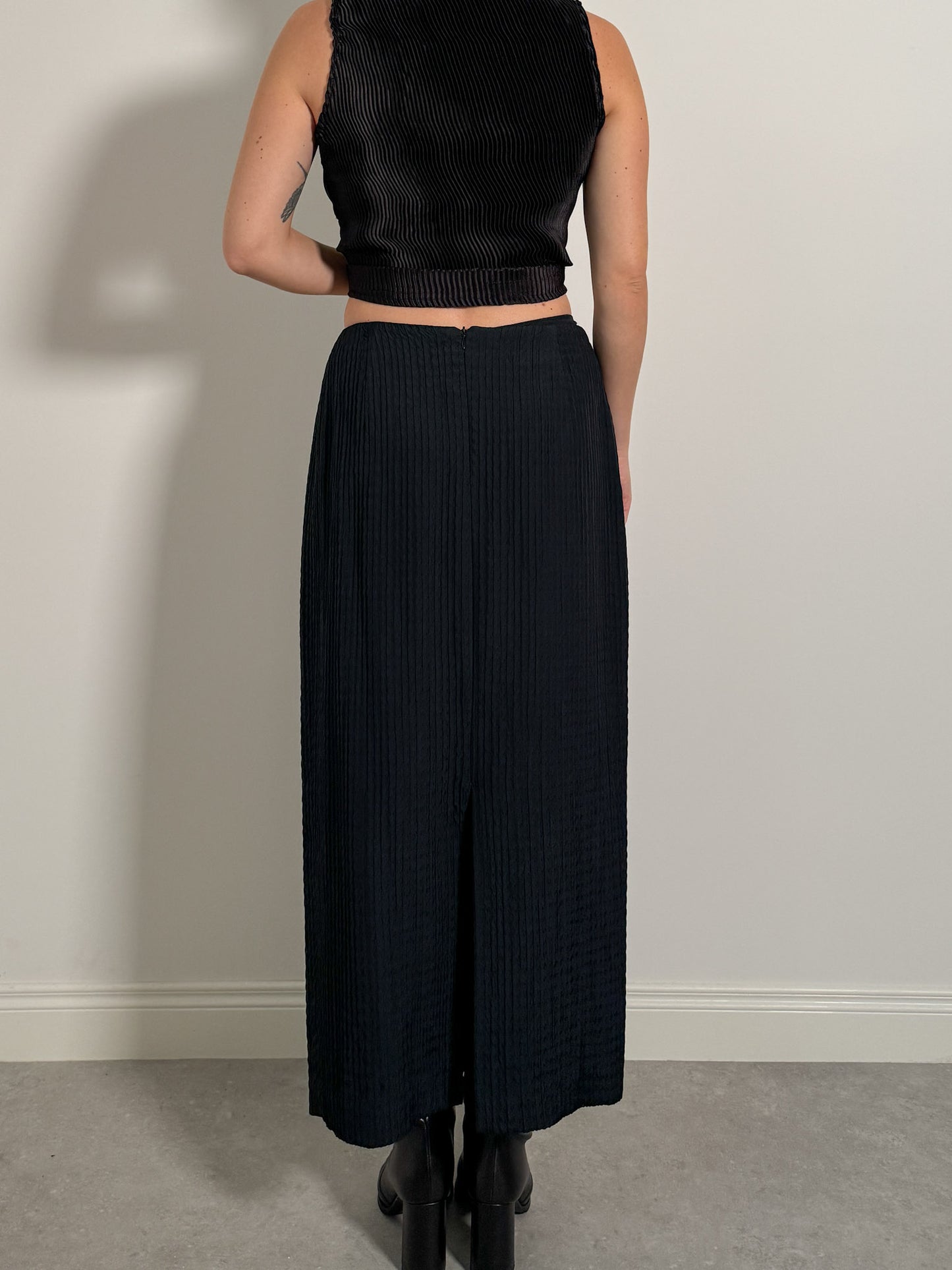 Viscose and virgin wool black skirt