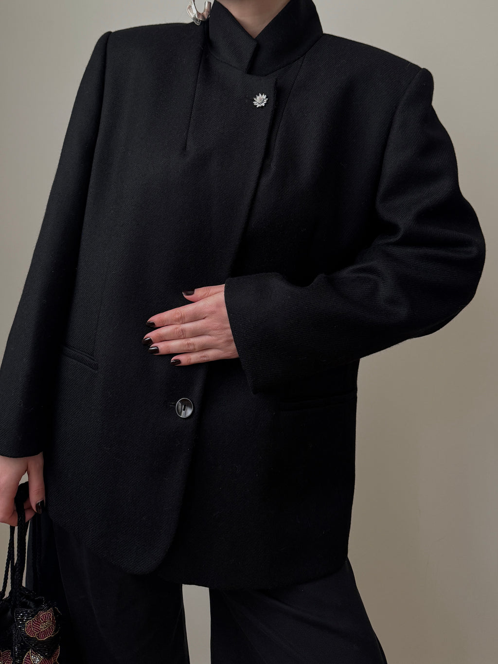 Blazer nero in lana vergine reworked con bottone gioiello