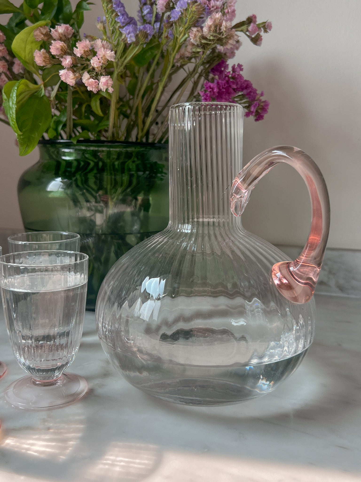Bicchieri e caraffa in vetro costolato