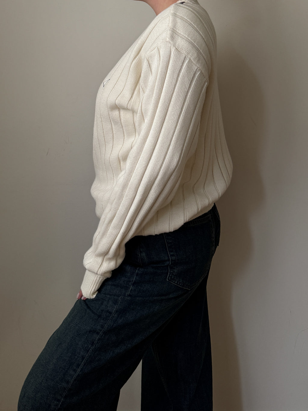 Maglione in puro cotone a coste con scollo a V