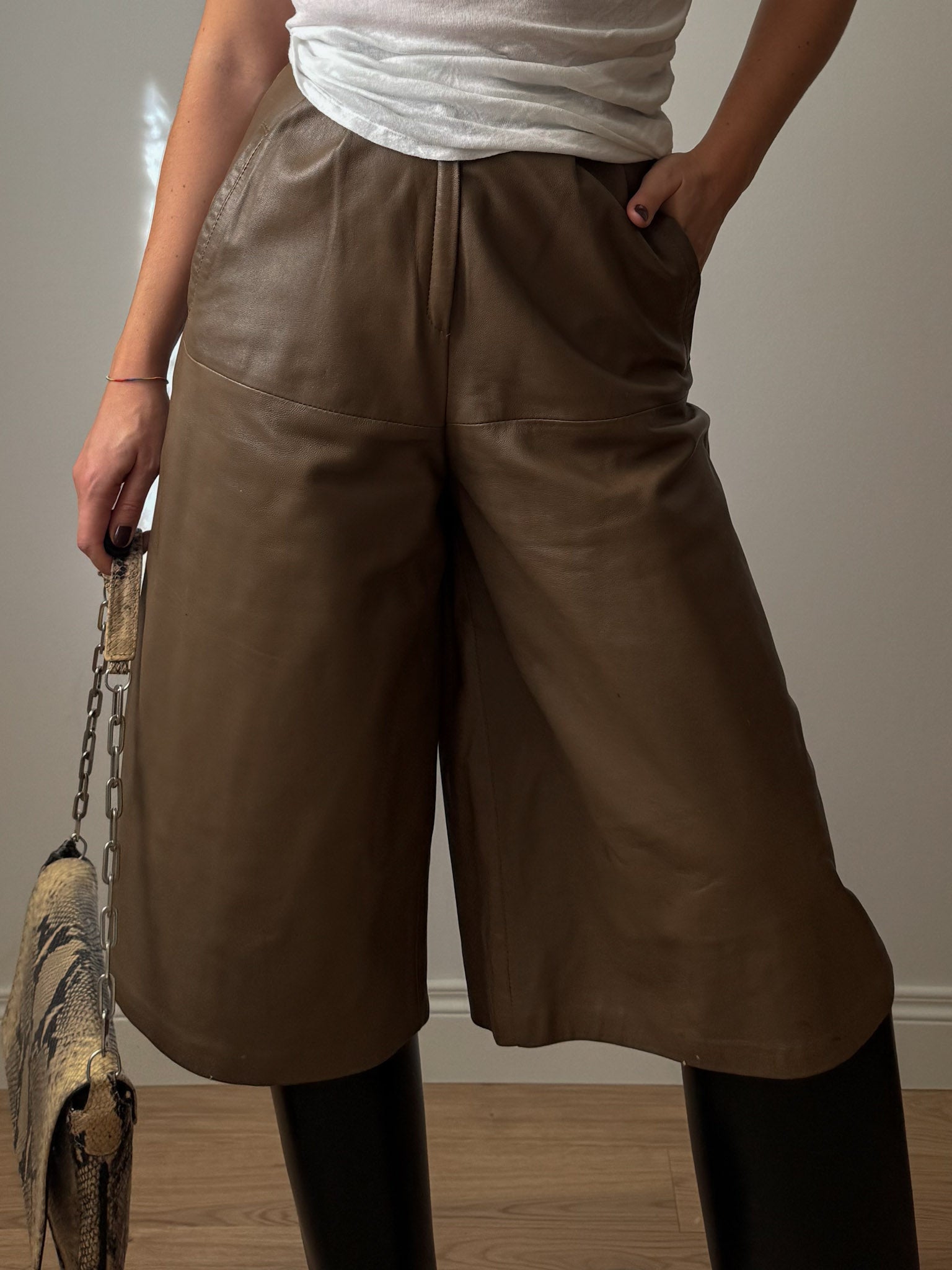 Real leather moka bermuda