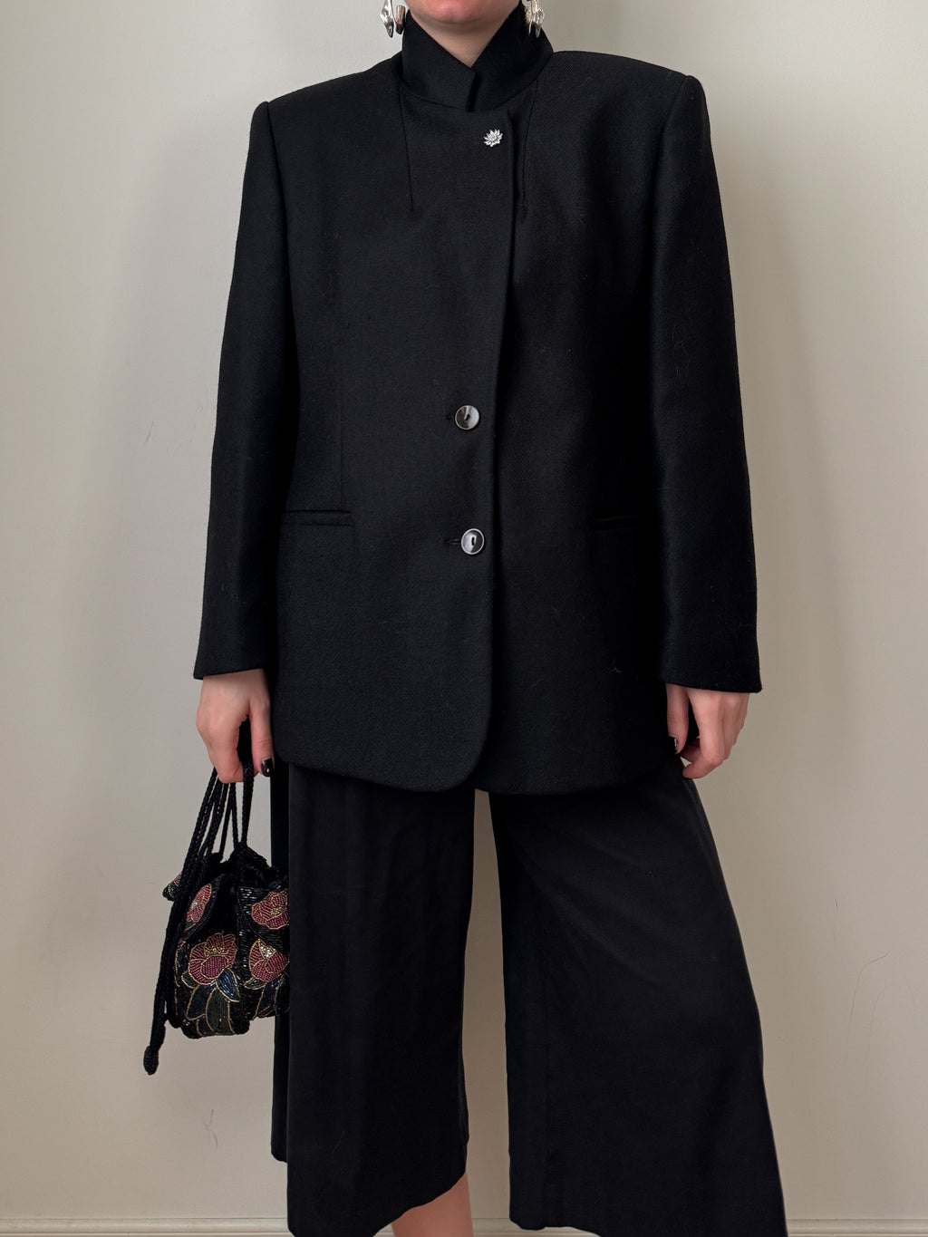Blazer nero in lana vergine reworked con bottone gioiello