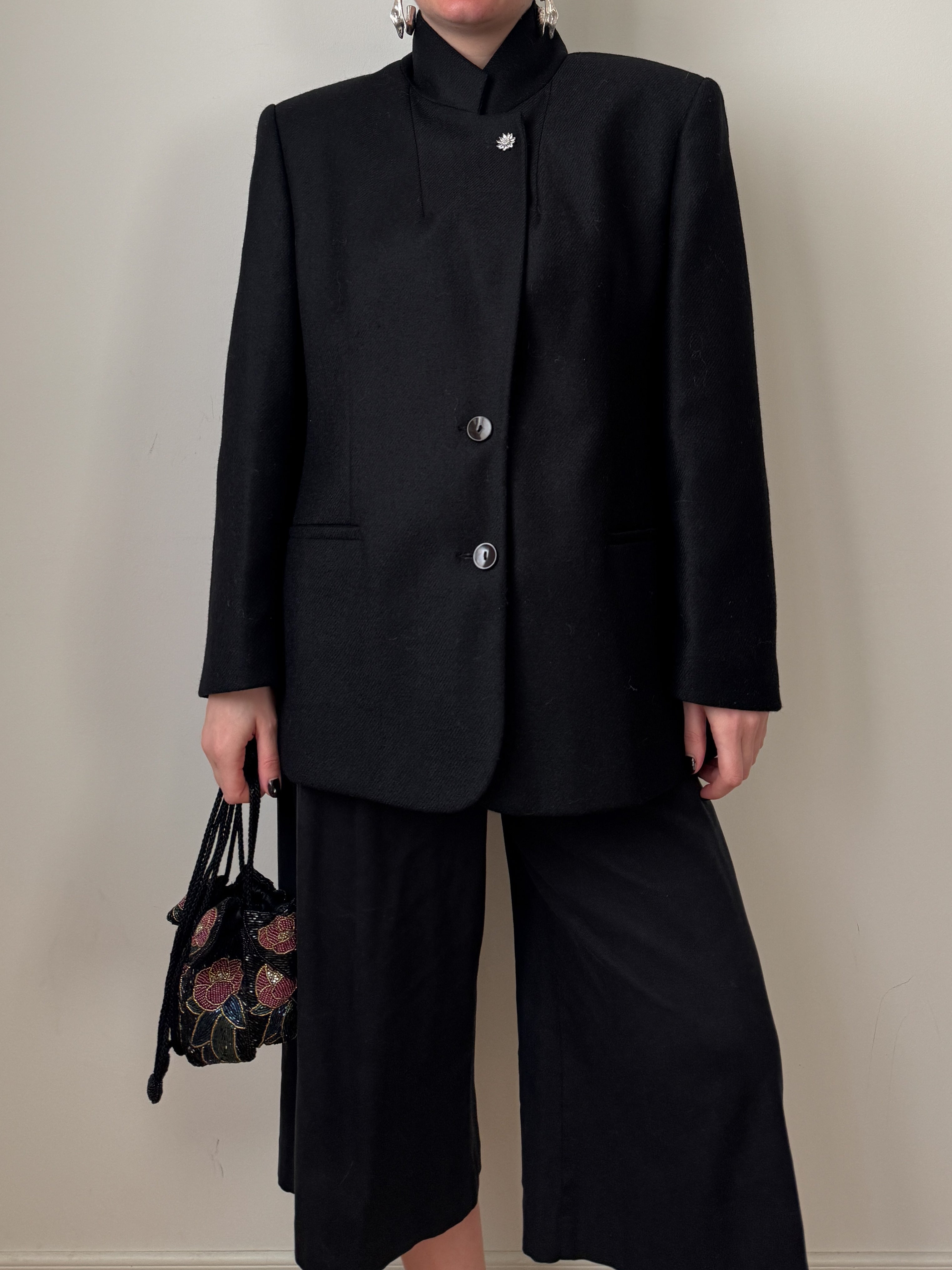 Blazer nero in lana vergine reworked con bottone gioiello