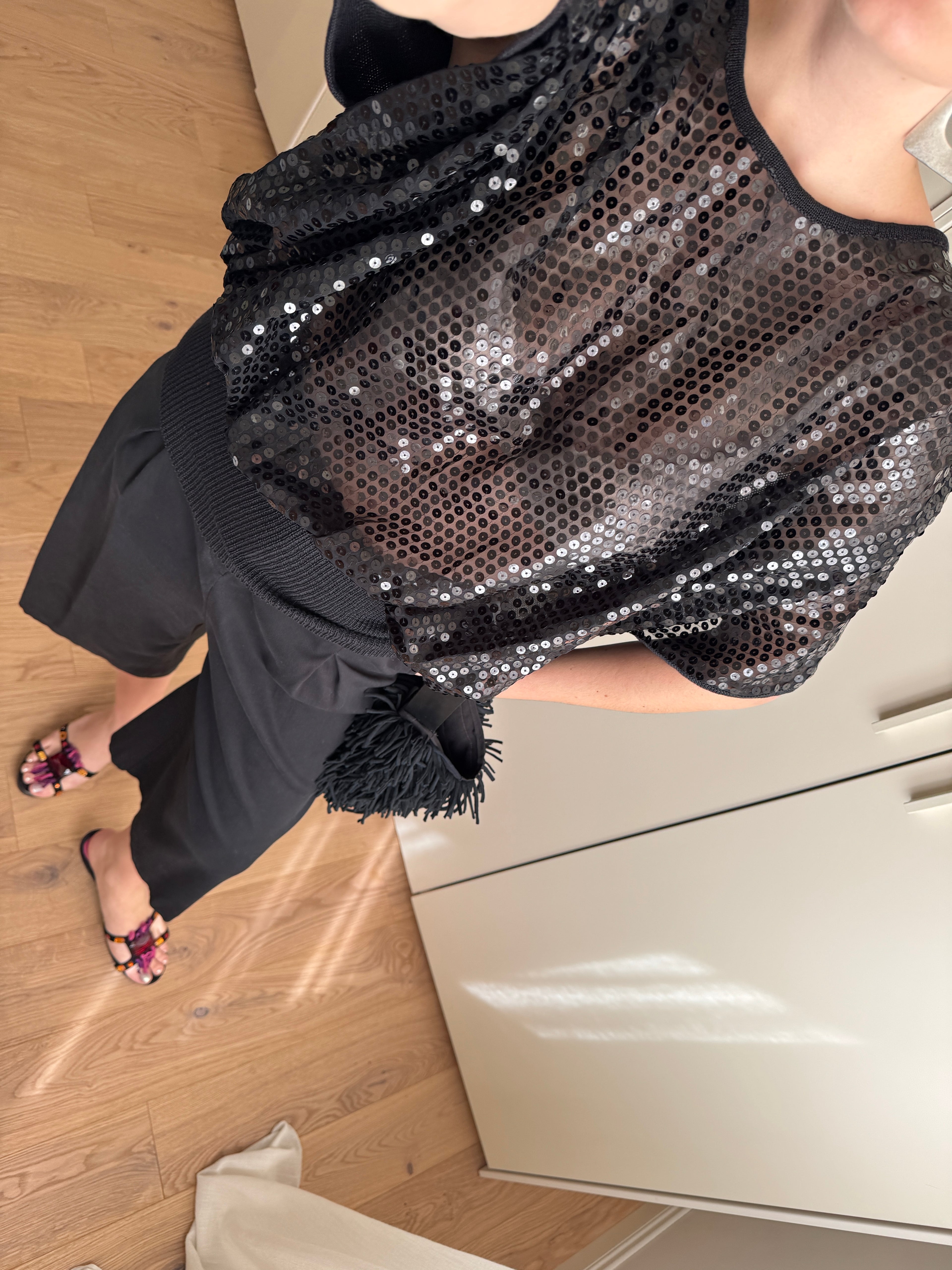 Top mesh nero con paillettes