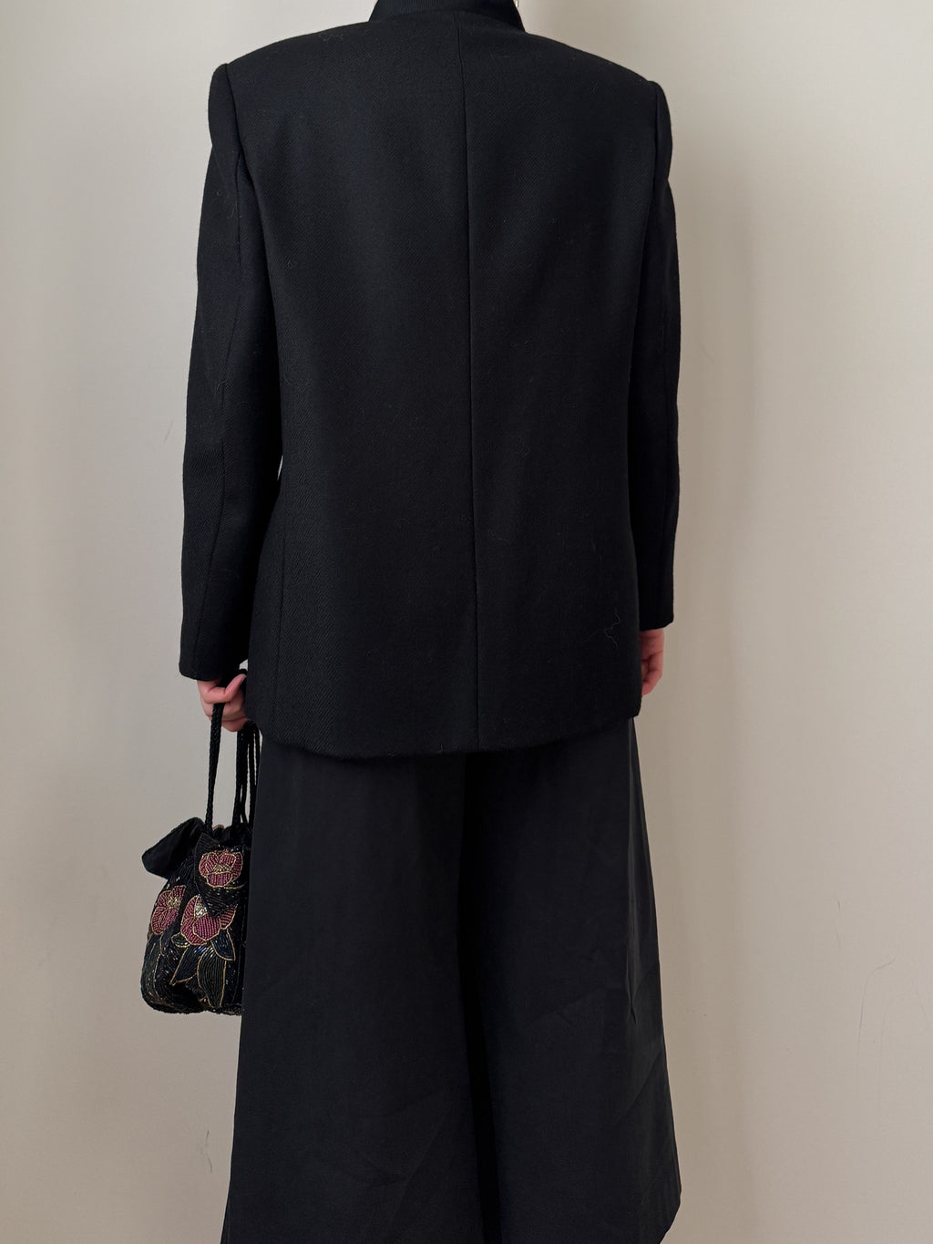 Blazer nero in lana vergine reworked con bottone gioiello