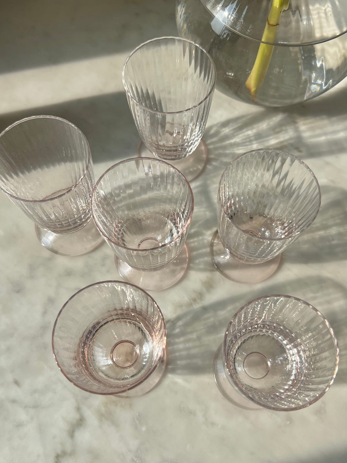 Bicchieri e caraffa in vetro costolato