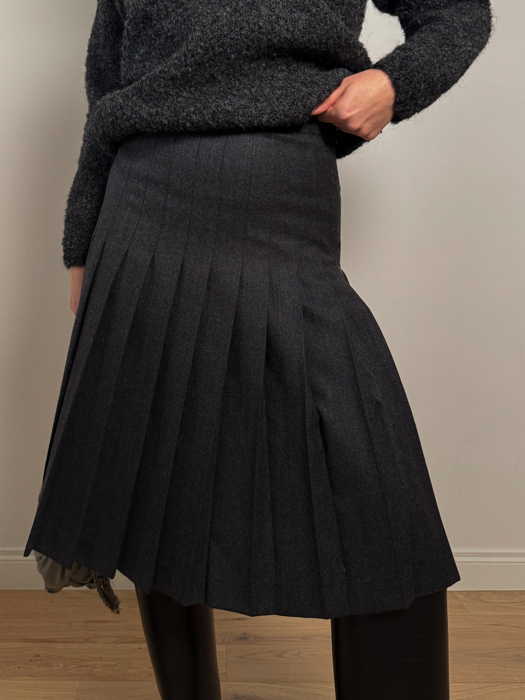 Pure virgin wool pleated anthracite skirt