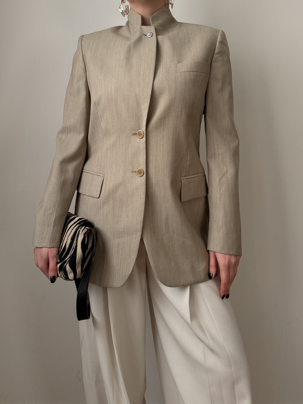 Blazer sabbia in lana reworked con bottone gioiello