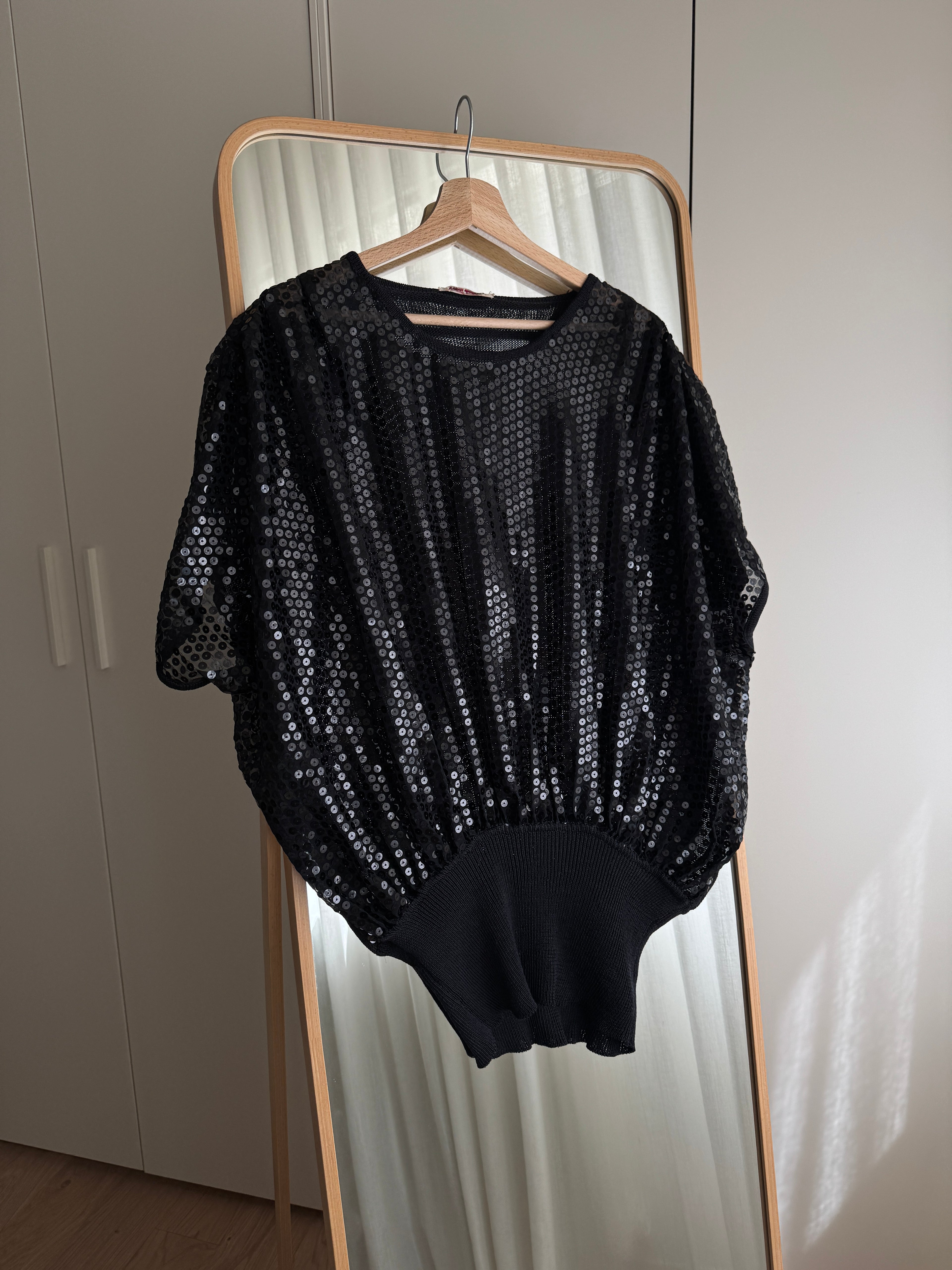 Top mesh nero con paillettes