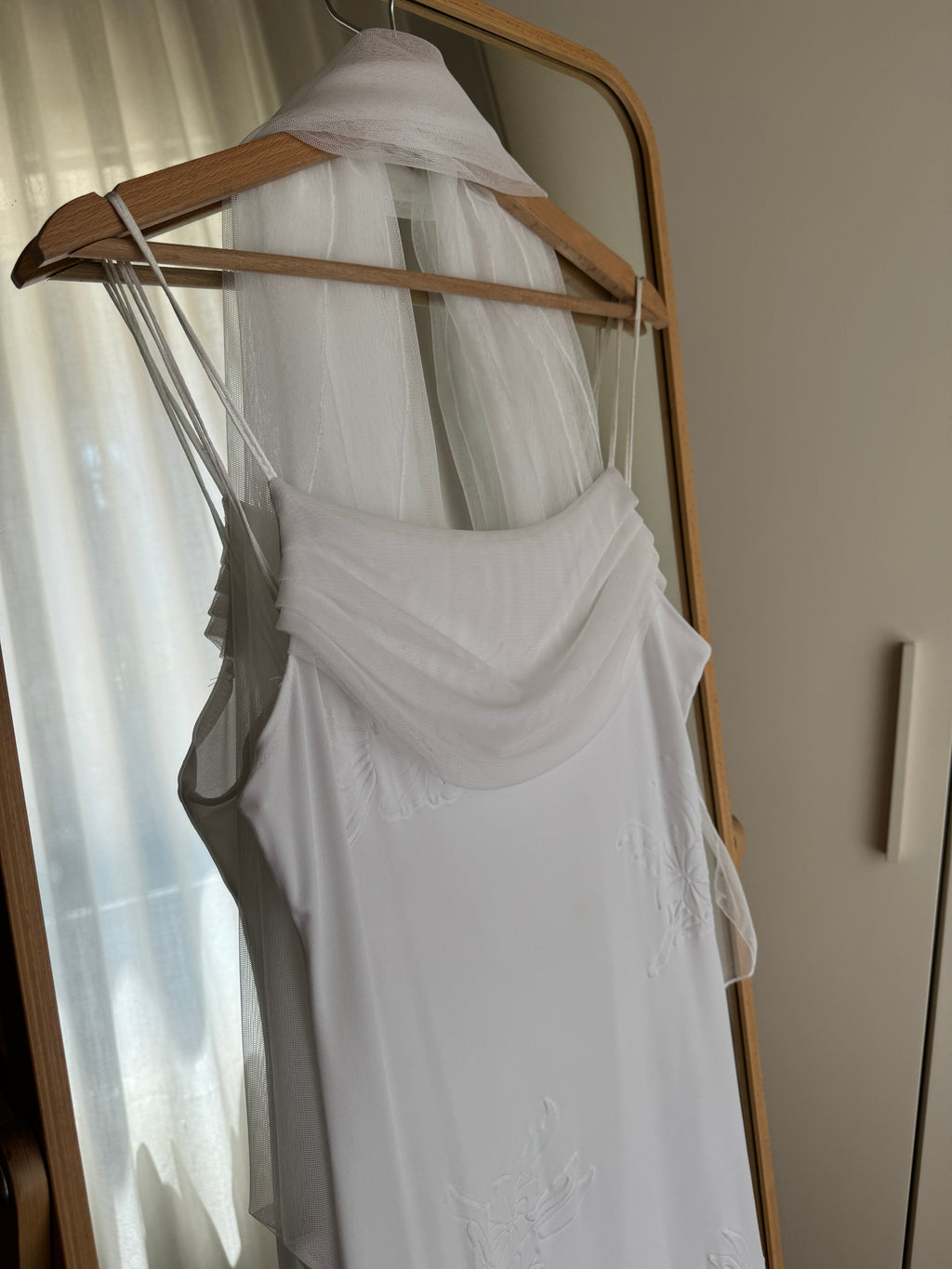 Abito bianco con stola in tulle