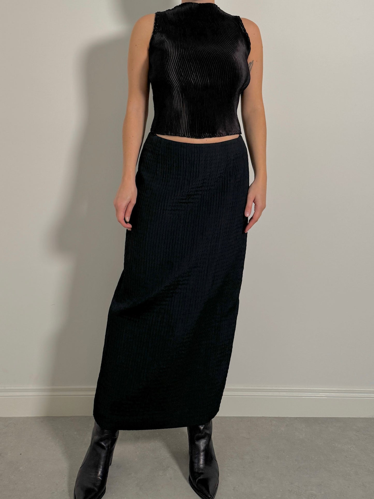 Viscose and virgin wool black skirt