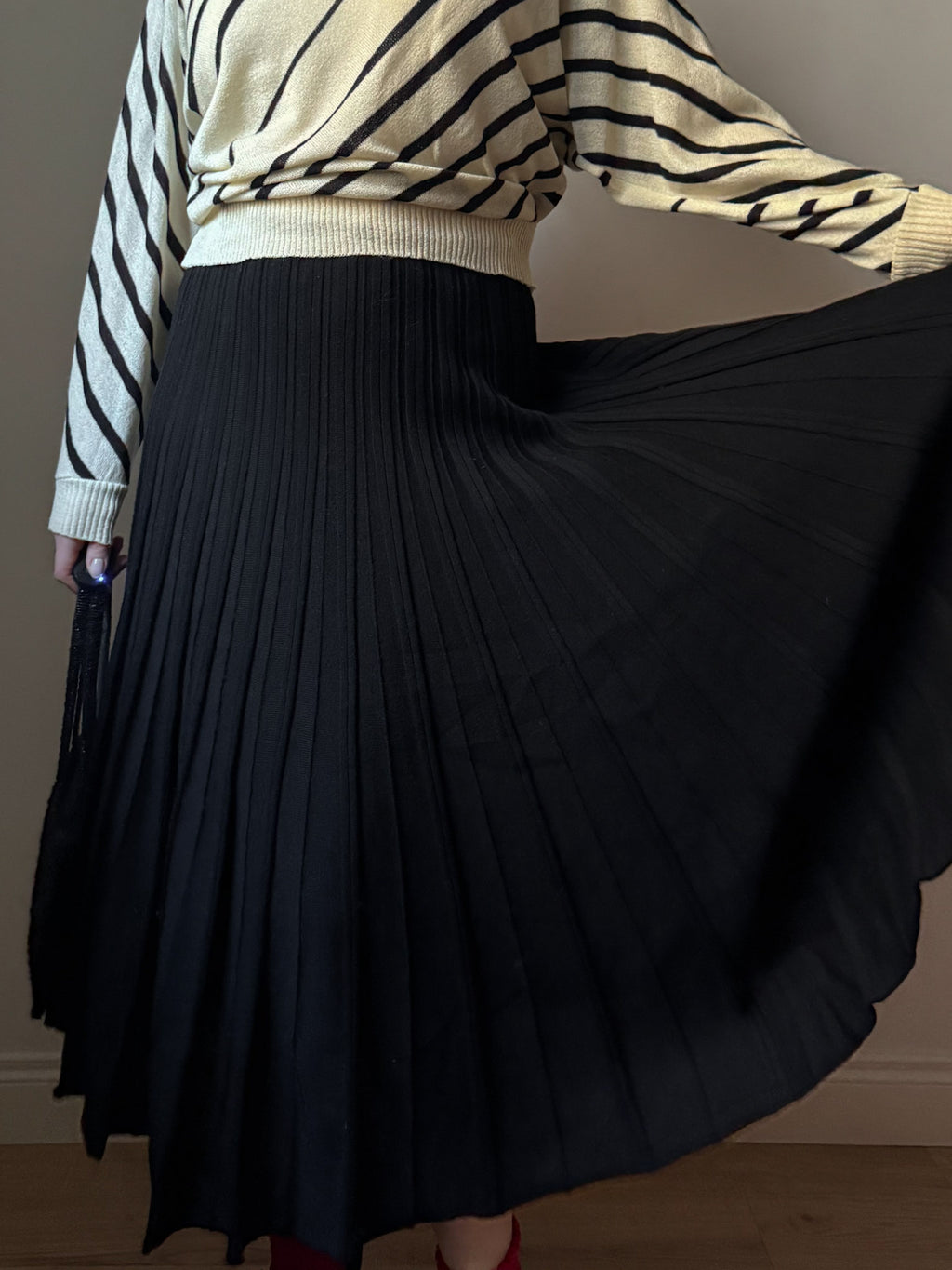 Virgin wool pleated black skirt